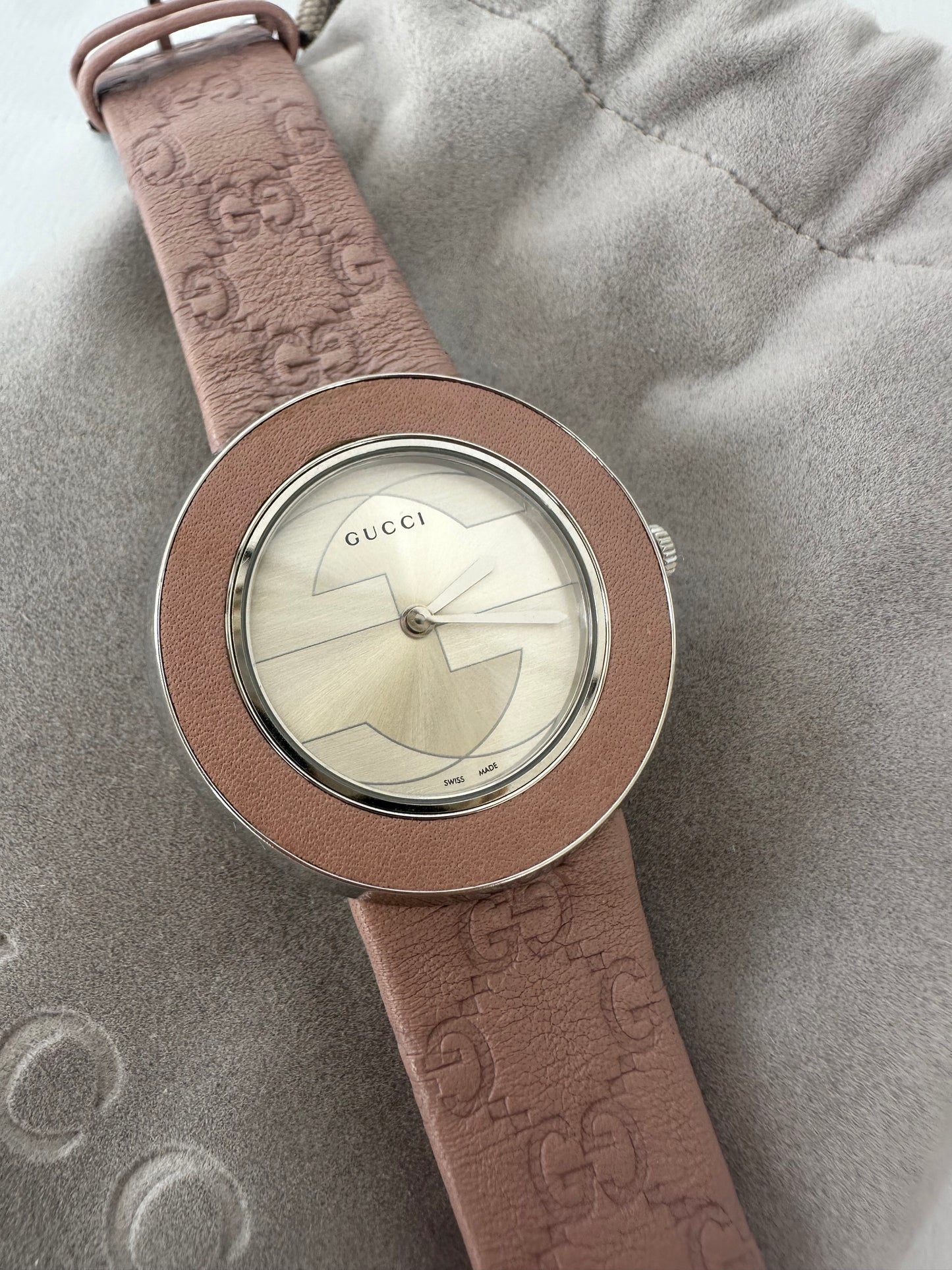 Montre Gucci monogramme rose