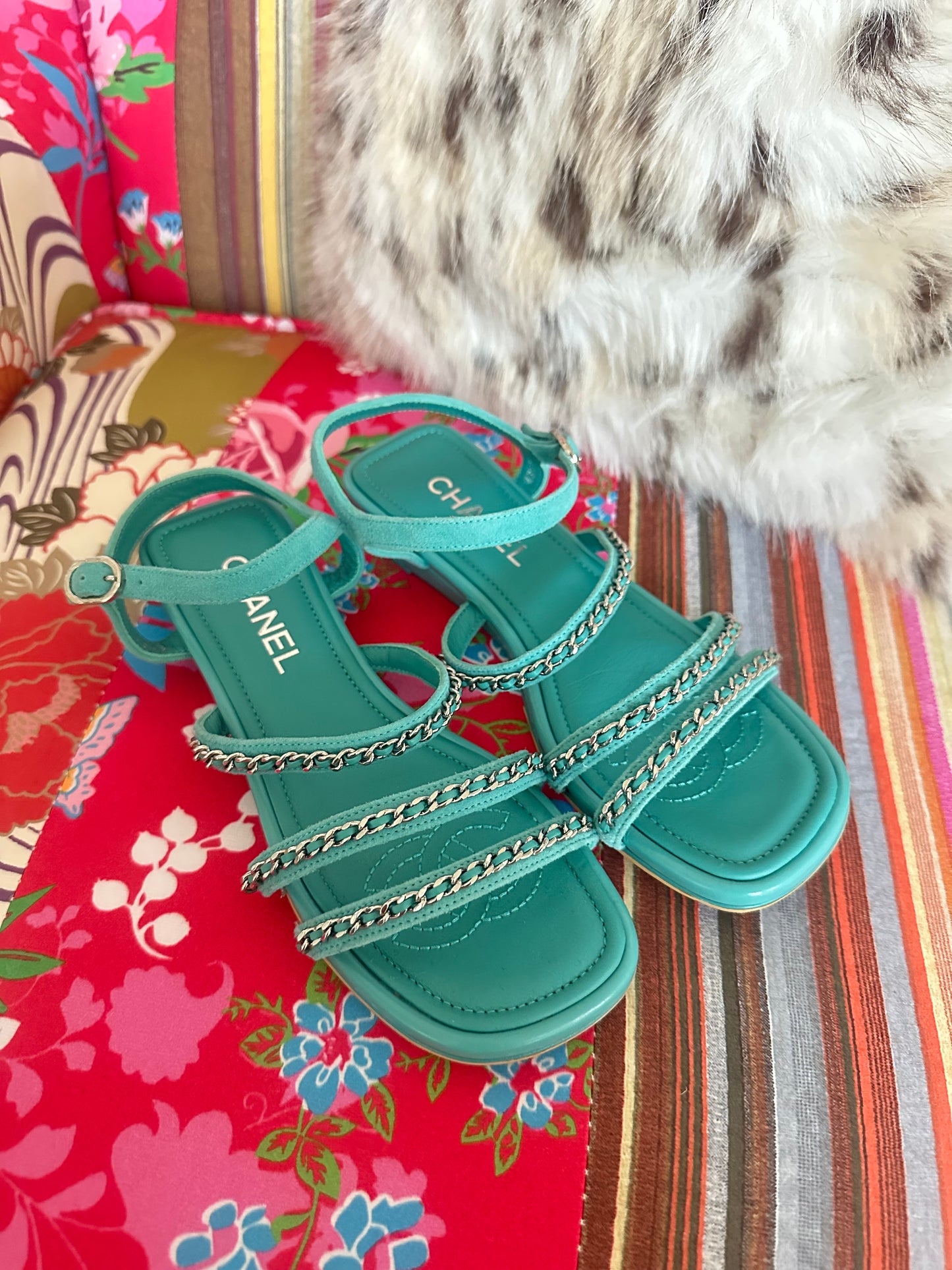 Chanel – Sandales plates en cuir d’agneau bleu clair