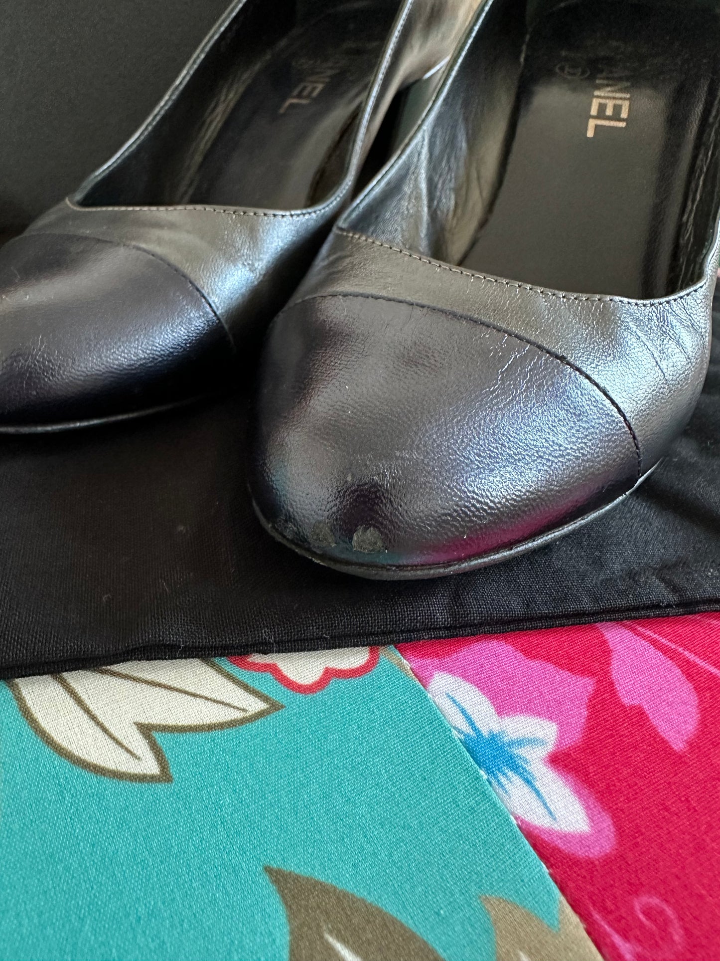 Chanel – Escarpins détail camélia