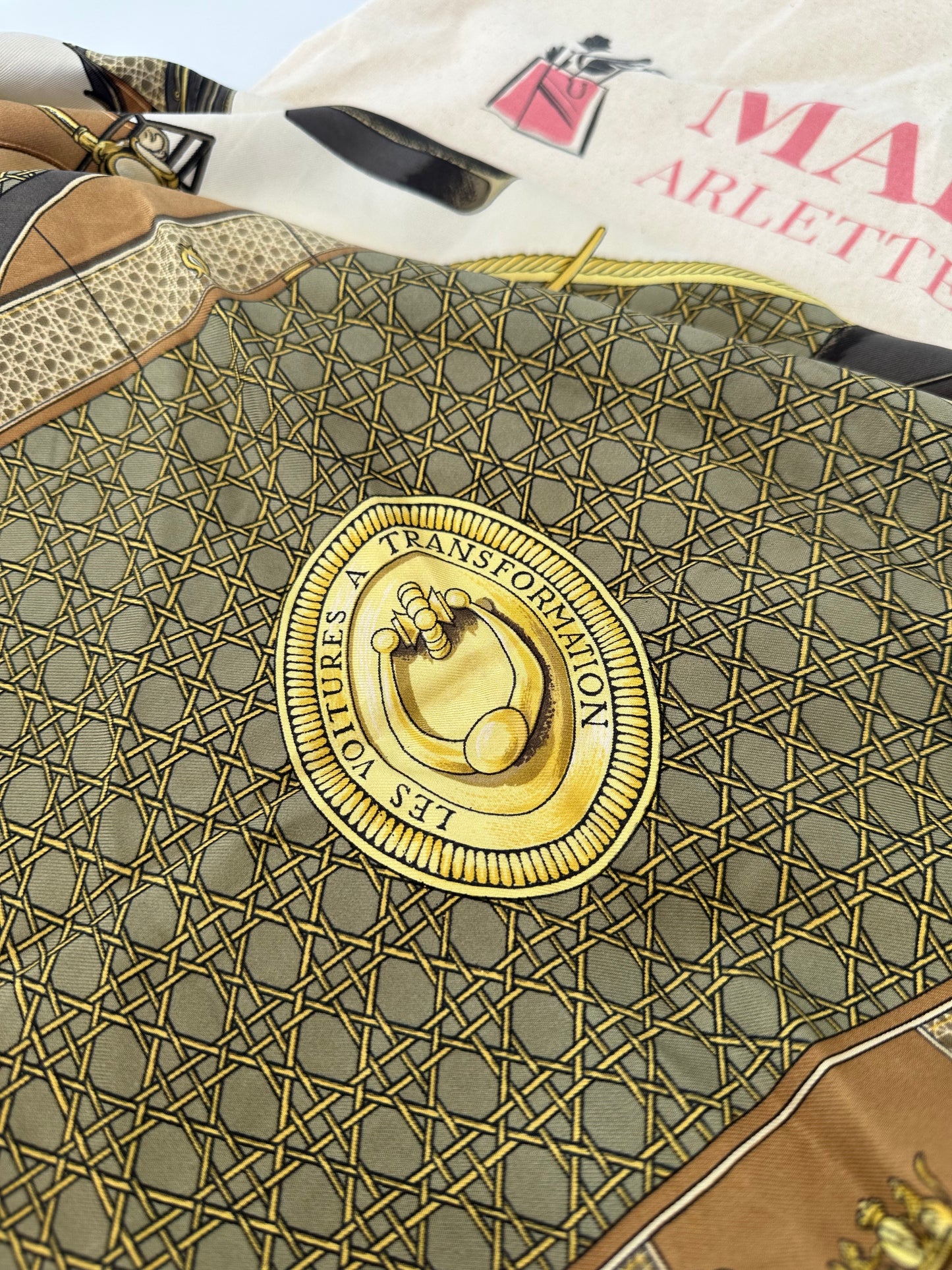 Hermès carré en soie « Les voitures à transformation »