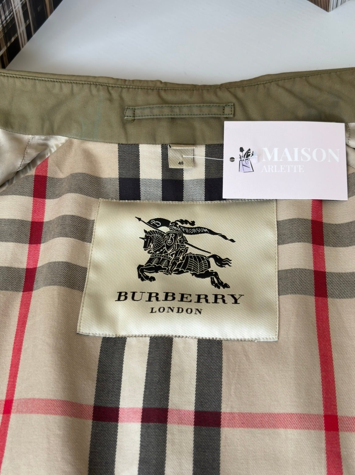 Burberry – Trench-coat “The Kensington ” Kaki modèle récent | T.M