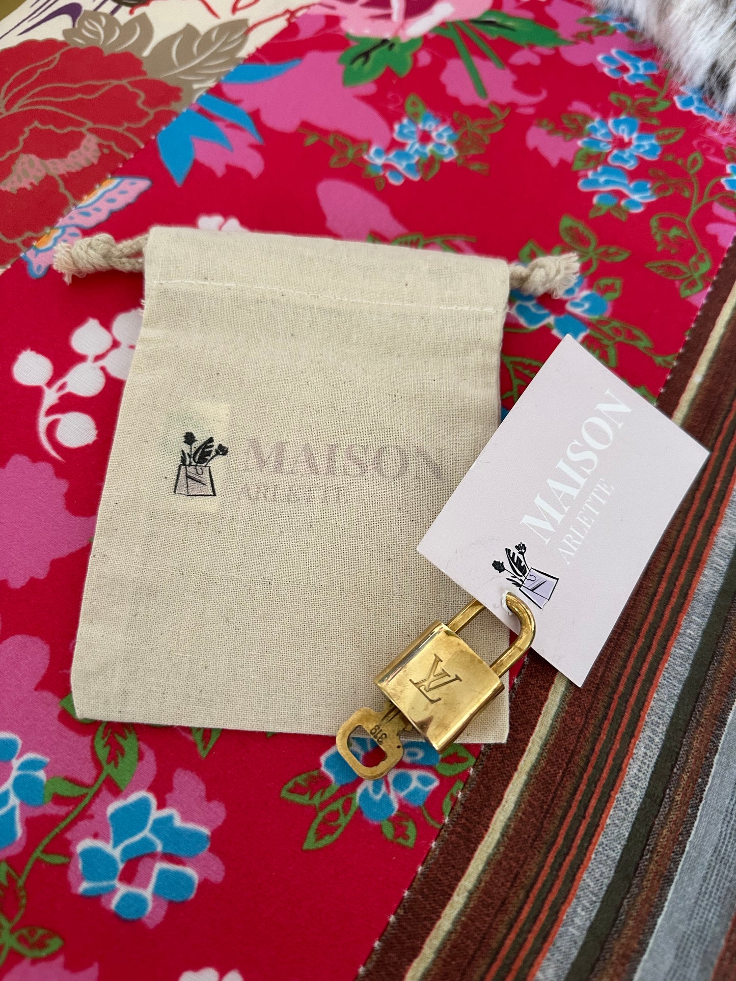 Louis Vuitton - Cadenas doré avec sa clé