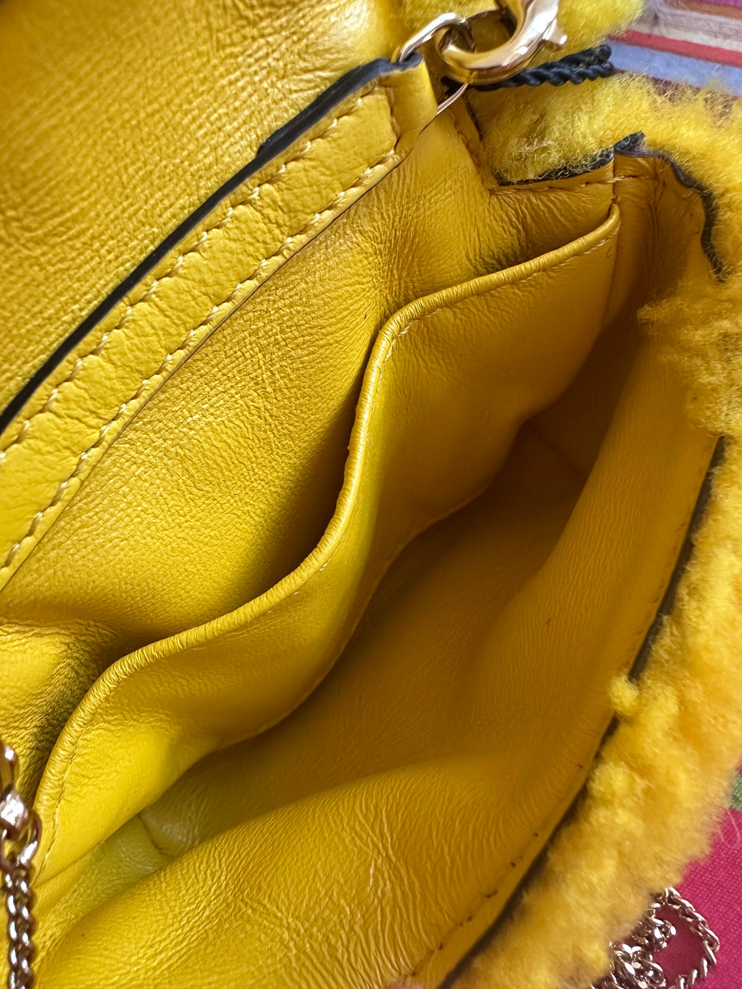 Fendi - sac Nano-baguette fourrure jaune ( micro sac)