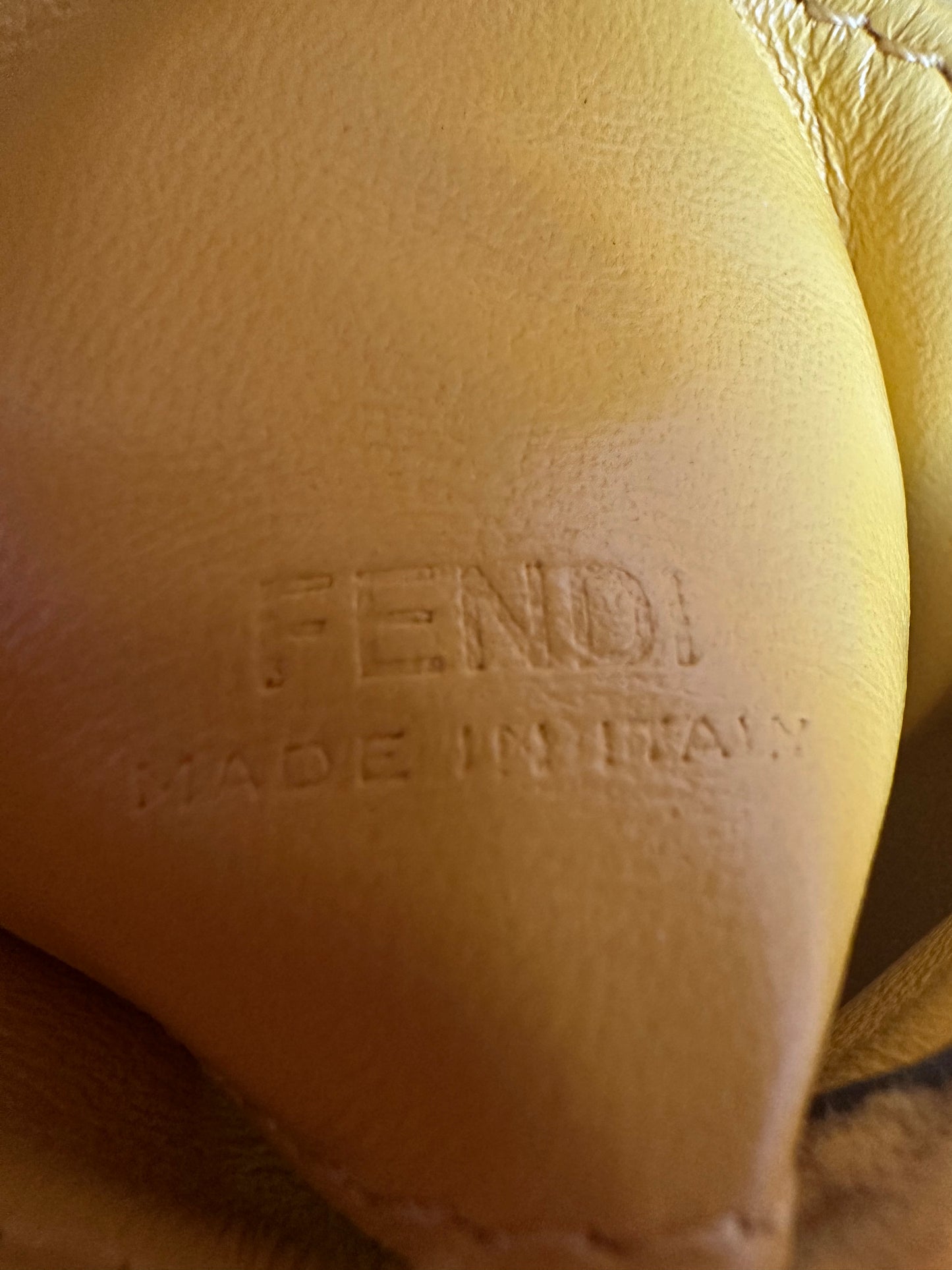 Fendi - sac Nano-baguette fourrure jaune ( micro sac)
