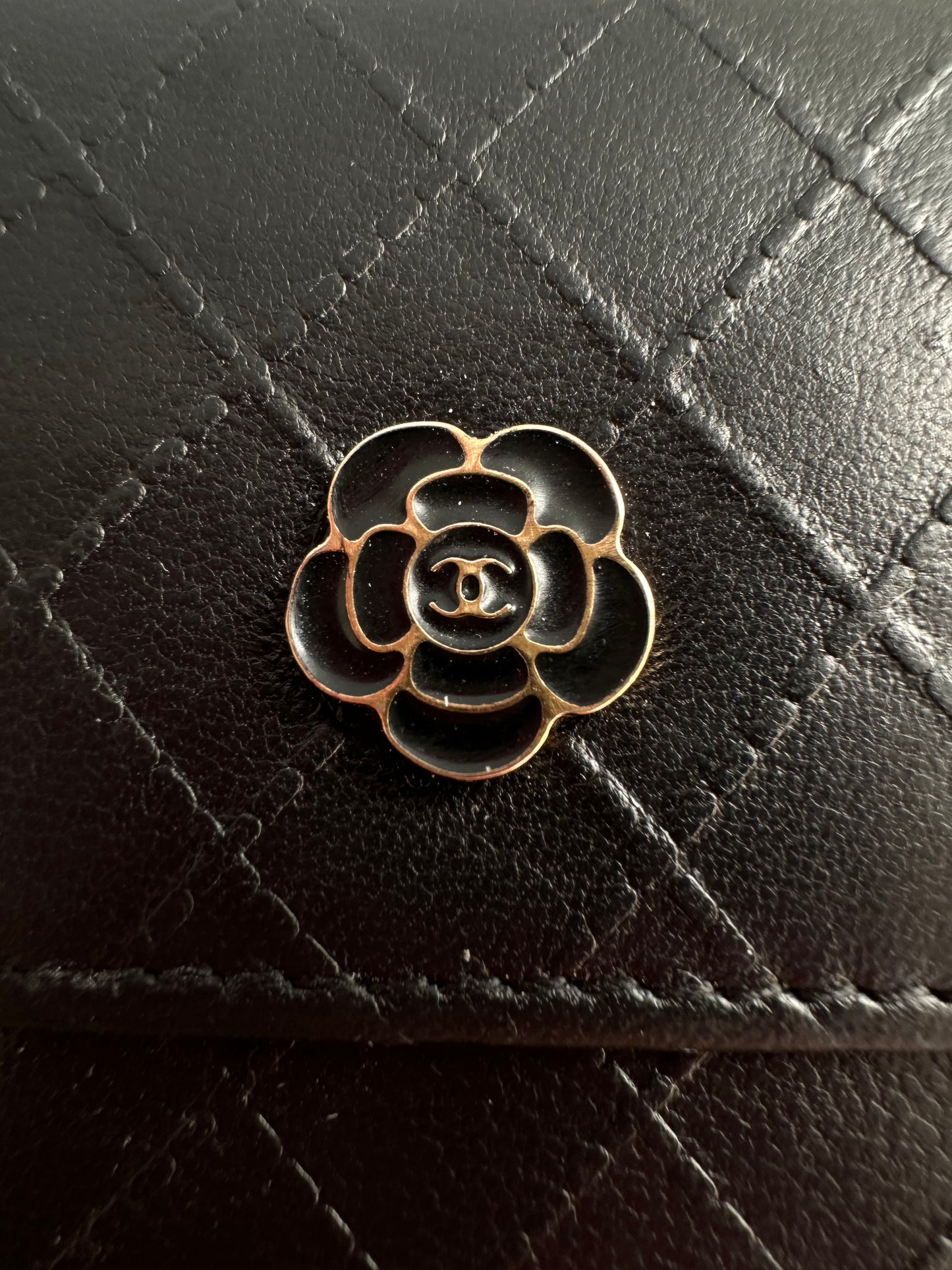 Chanel - Porte-cartes en cuir camélia noir