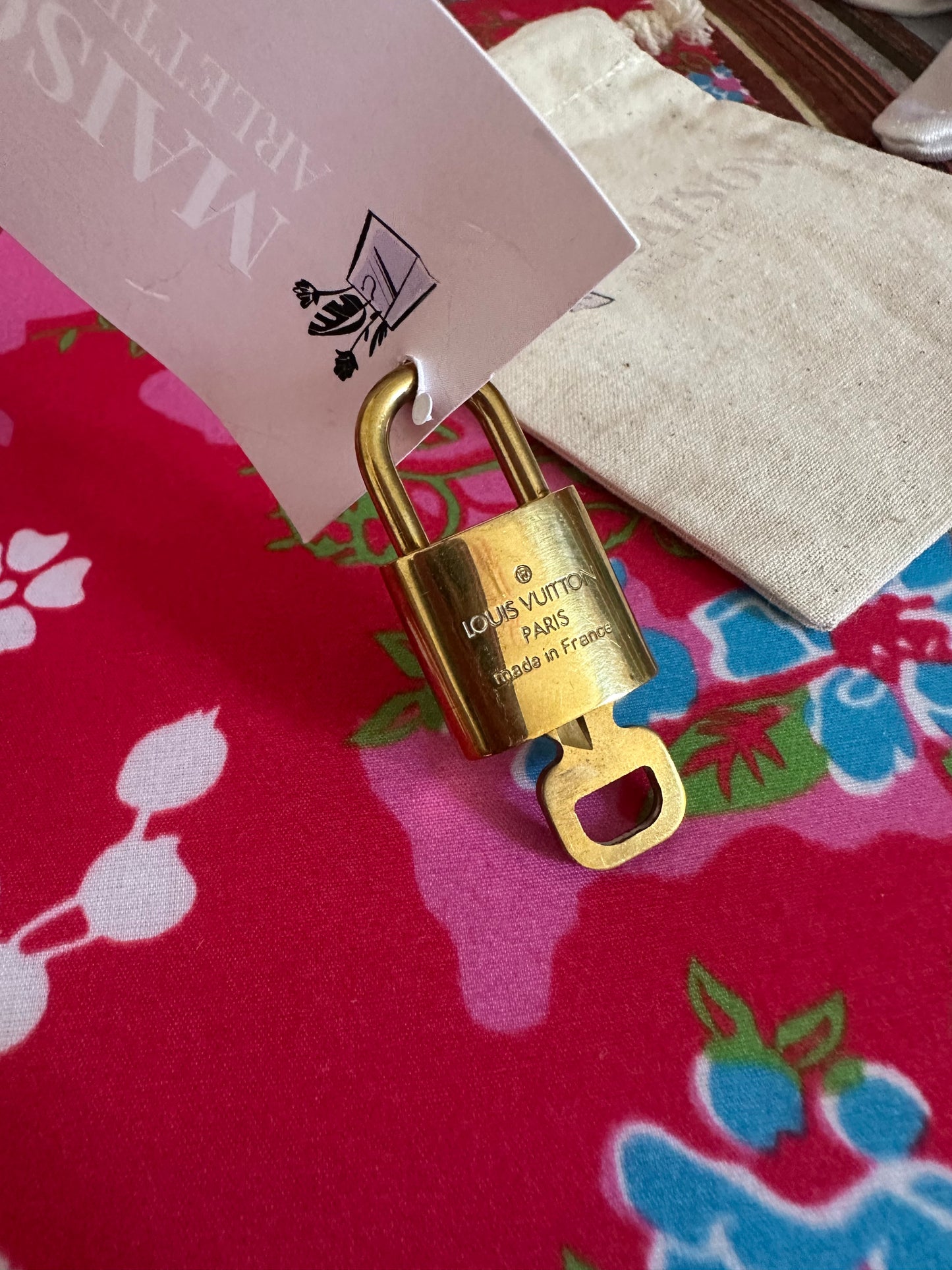 Louis Vuitton - Cadenas doré avec sa clé