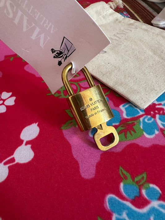 Louis Vuitton - Cadenas doré avec sa clé