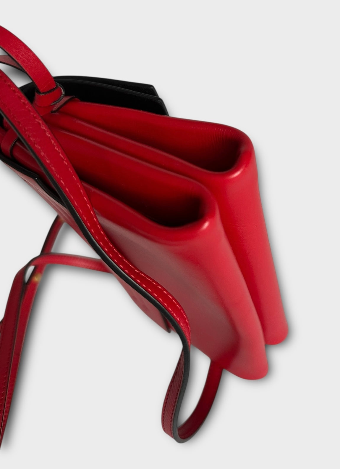 Valentino Garavani - Sac « Vring » en cuir rouge