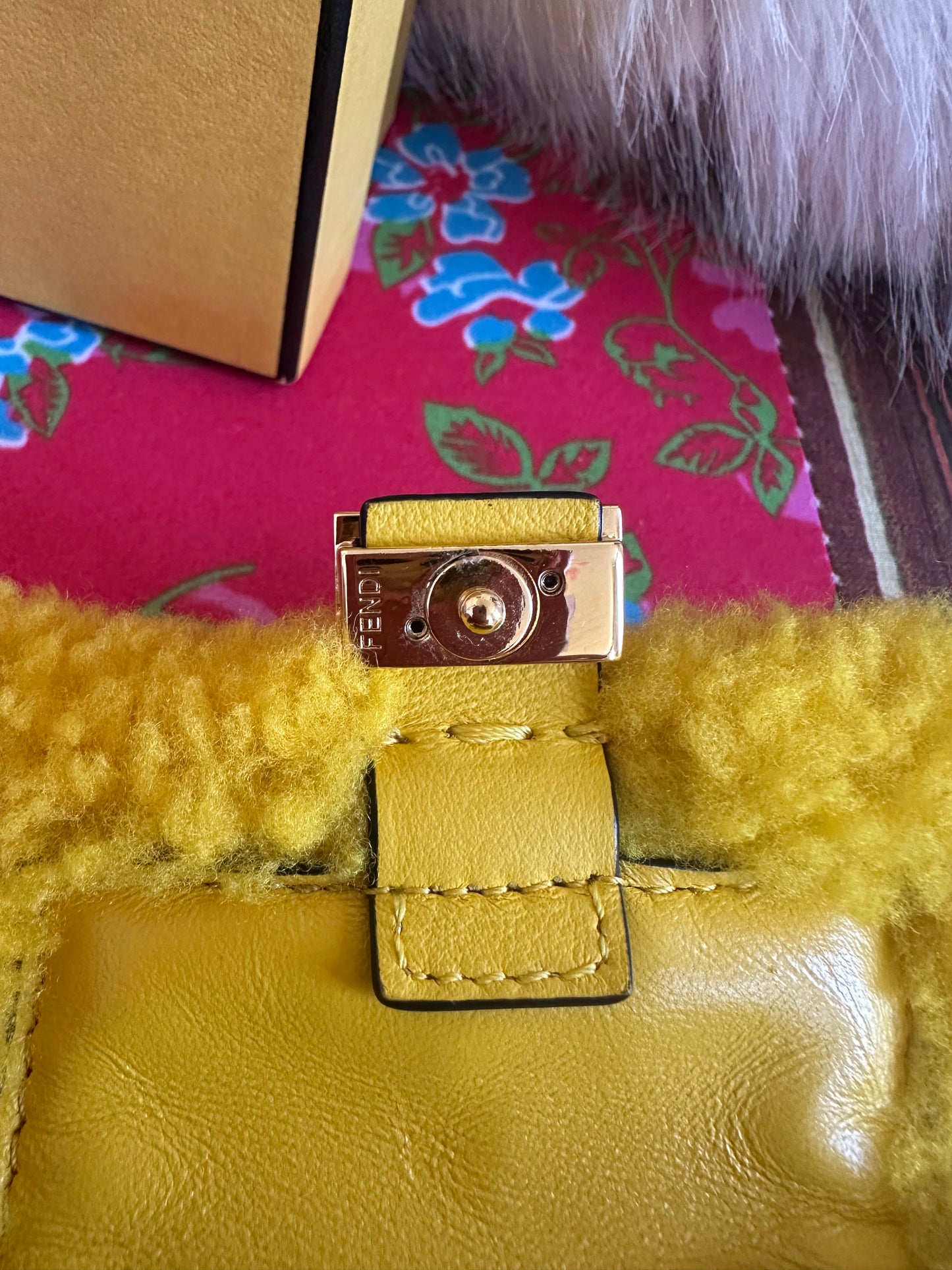 Fendi - sac Nano-baguette fourrure jaune ( micro sac)