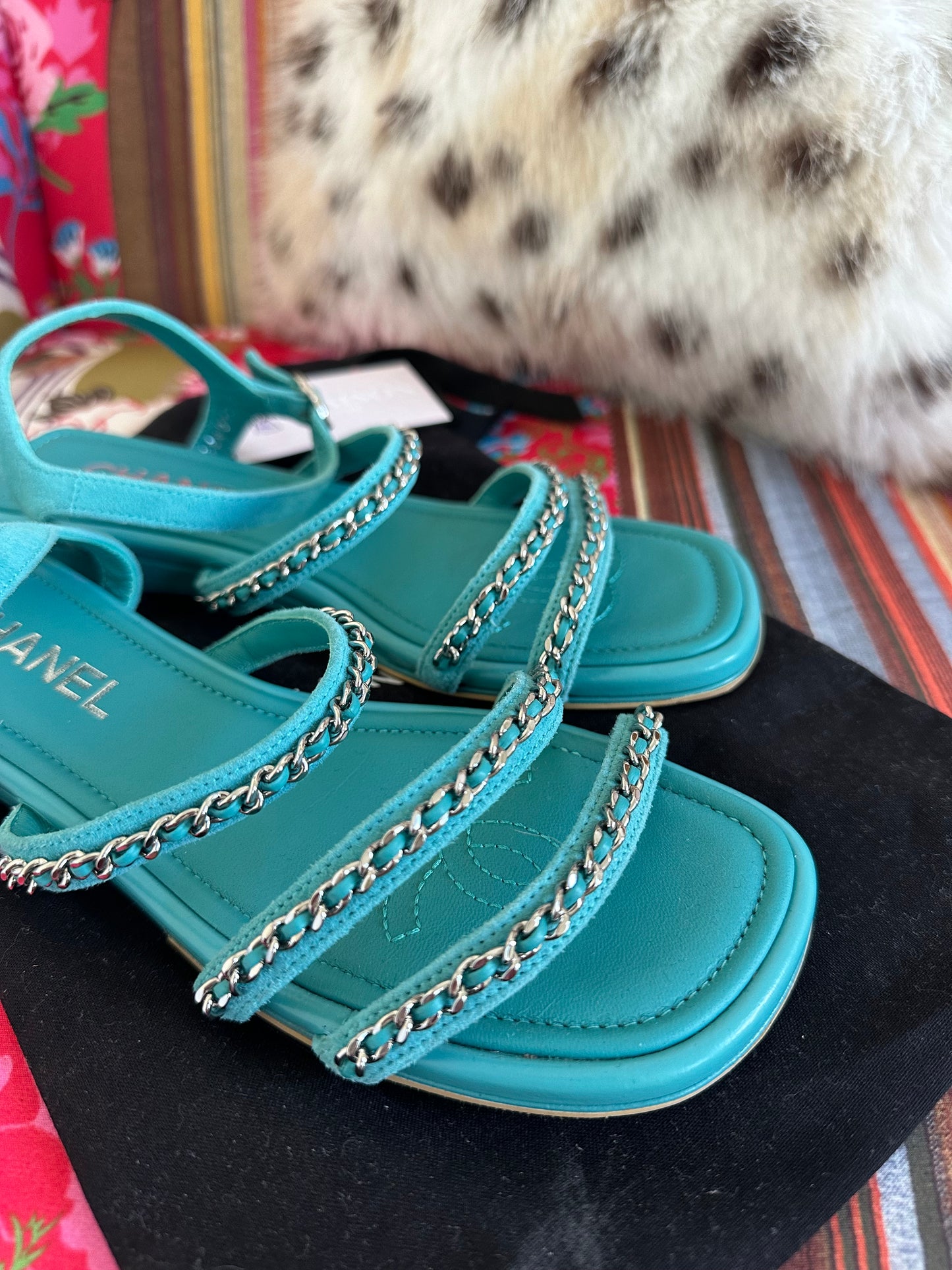 Chanel – Sandales plates en cuir d’agneau bleu clair