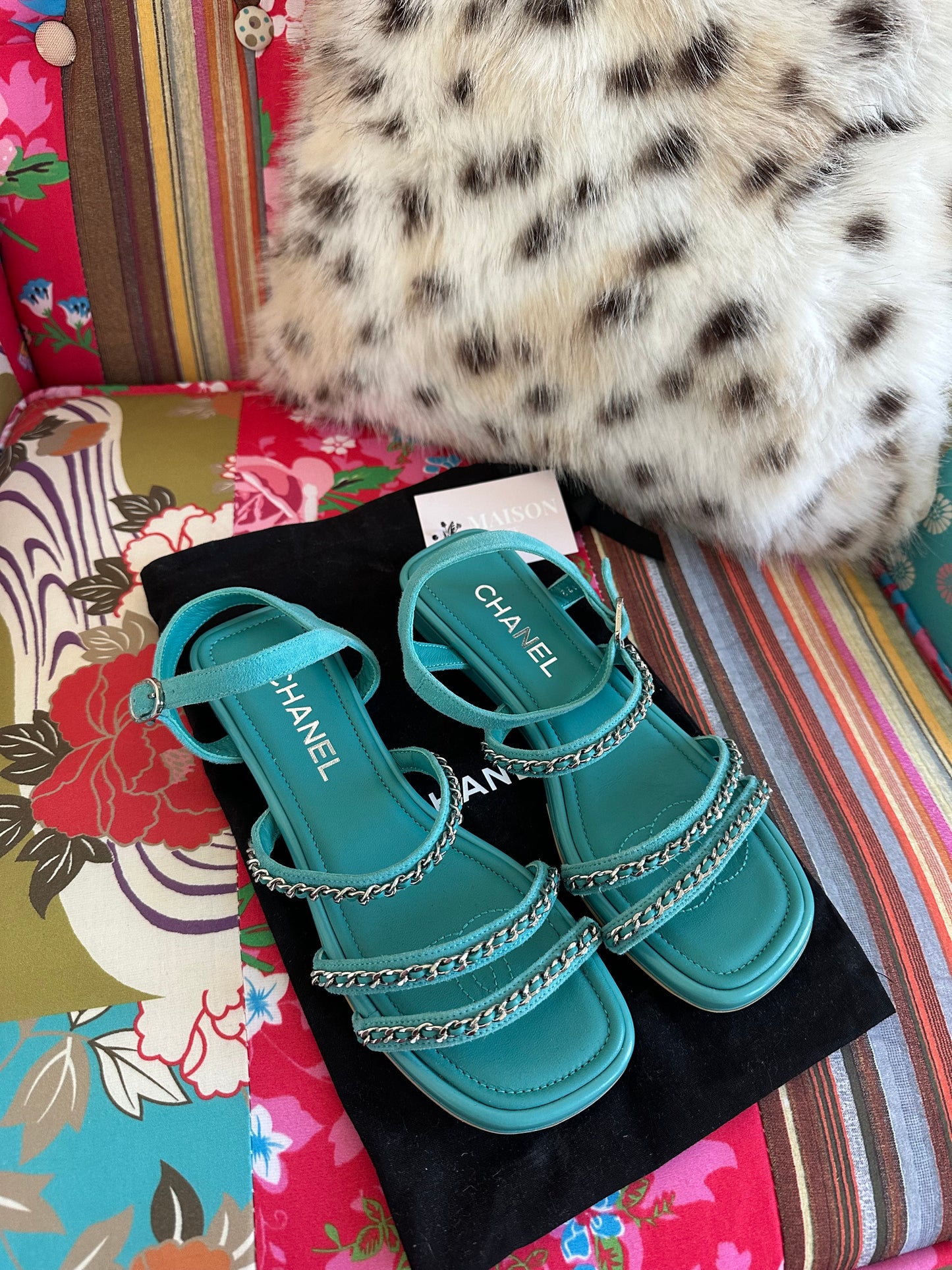 Chanel – Sandales plates en cuir d’agneau bleu clair