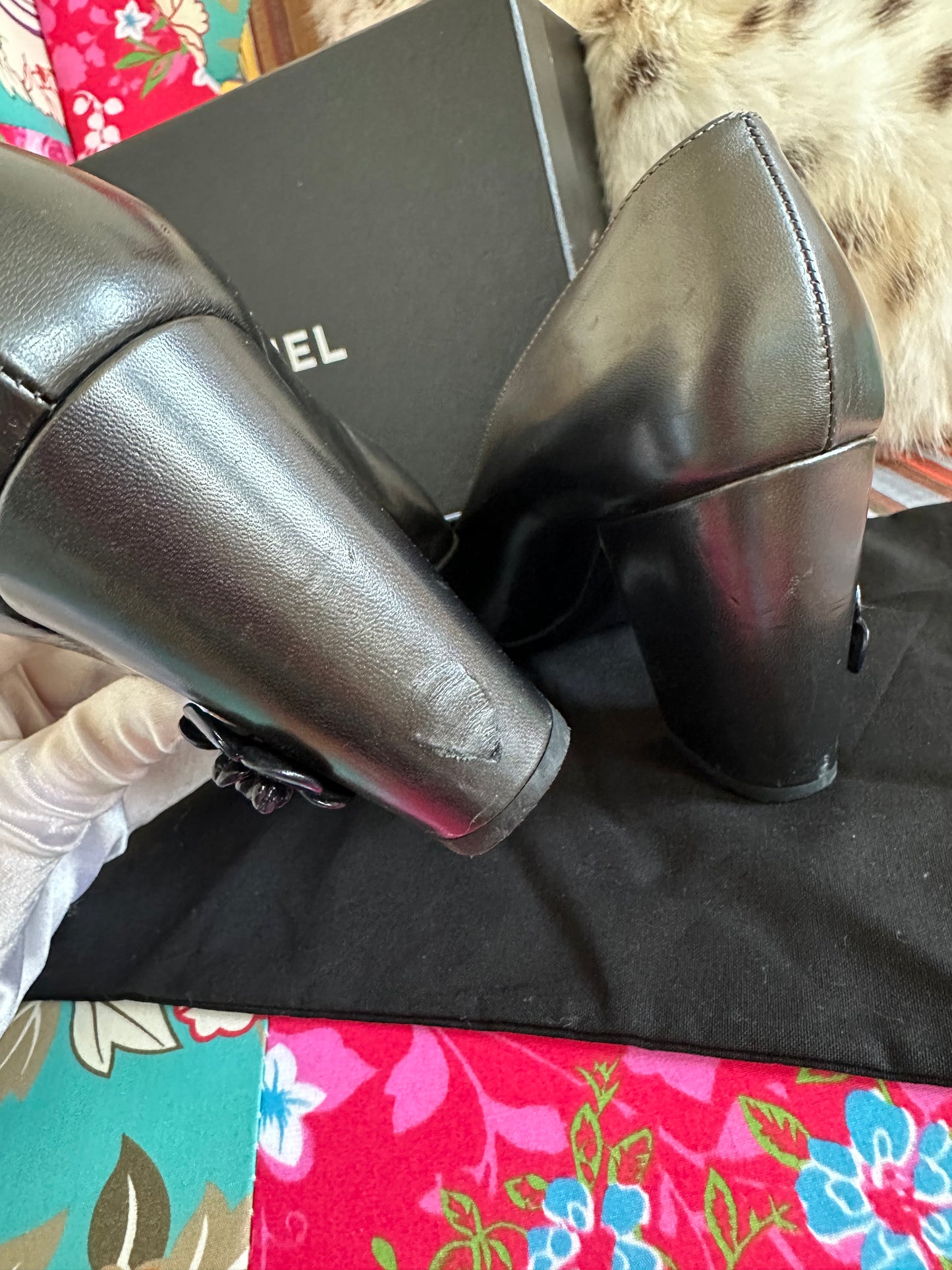 Chanel – Escarpins détail camélia