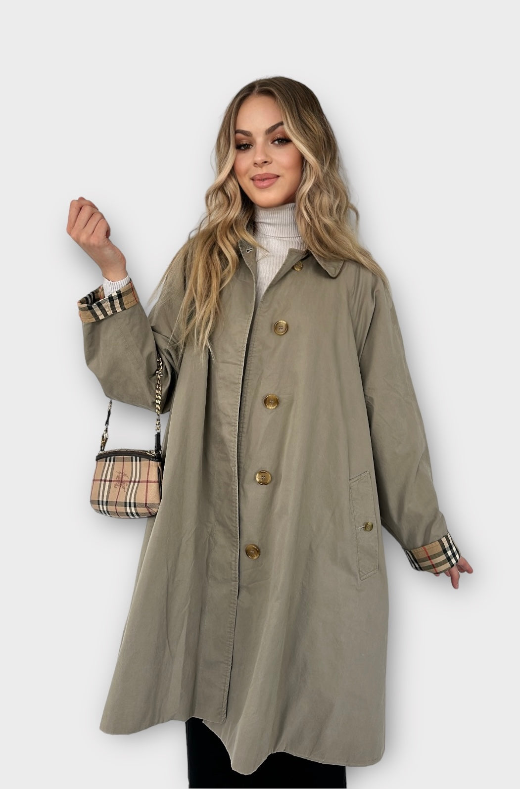 Trench-coat Burberry modèle “ Markfield ” Kaki/ T.M