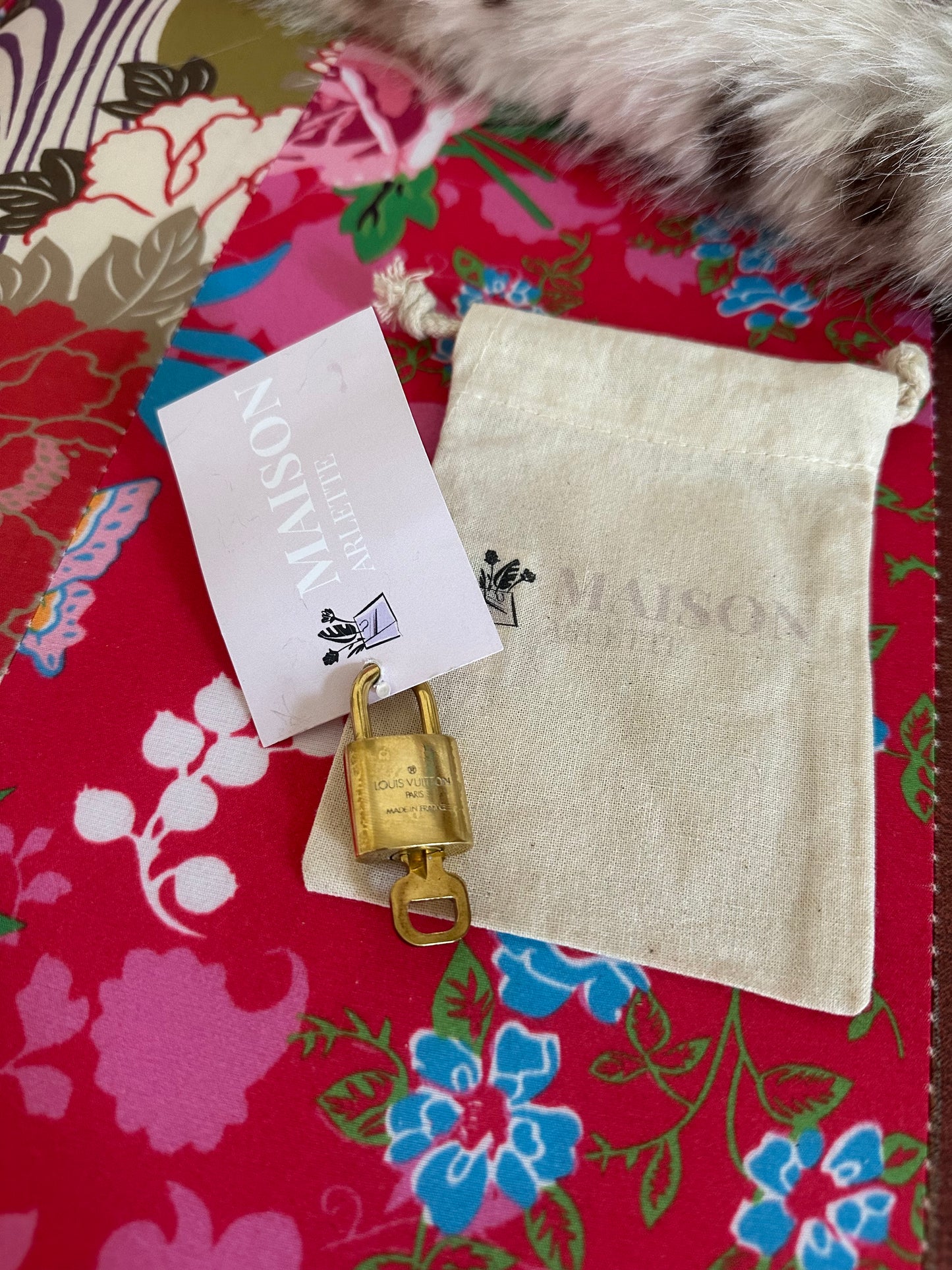 Louis Vuitton - Cadenas doré avec sa clé