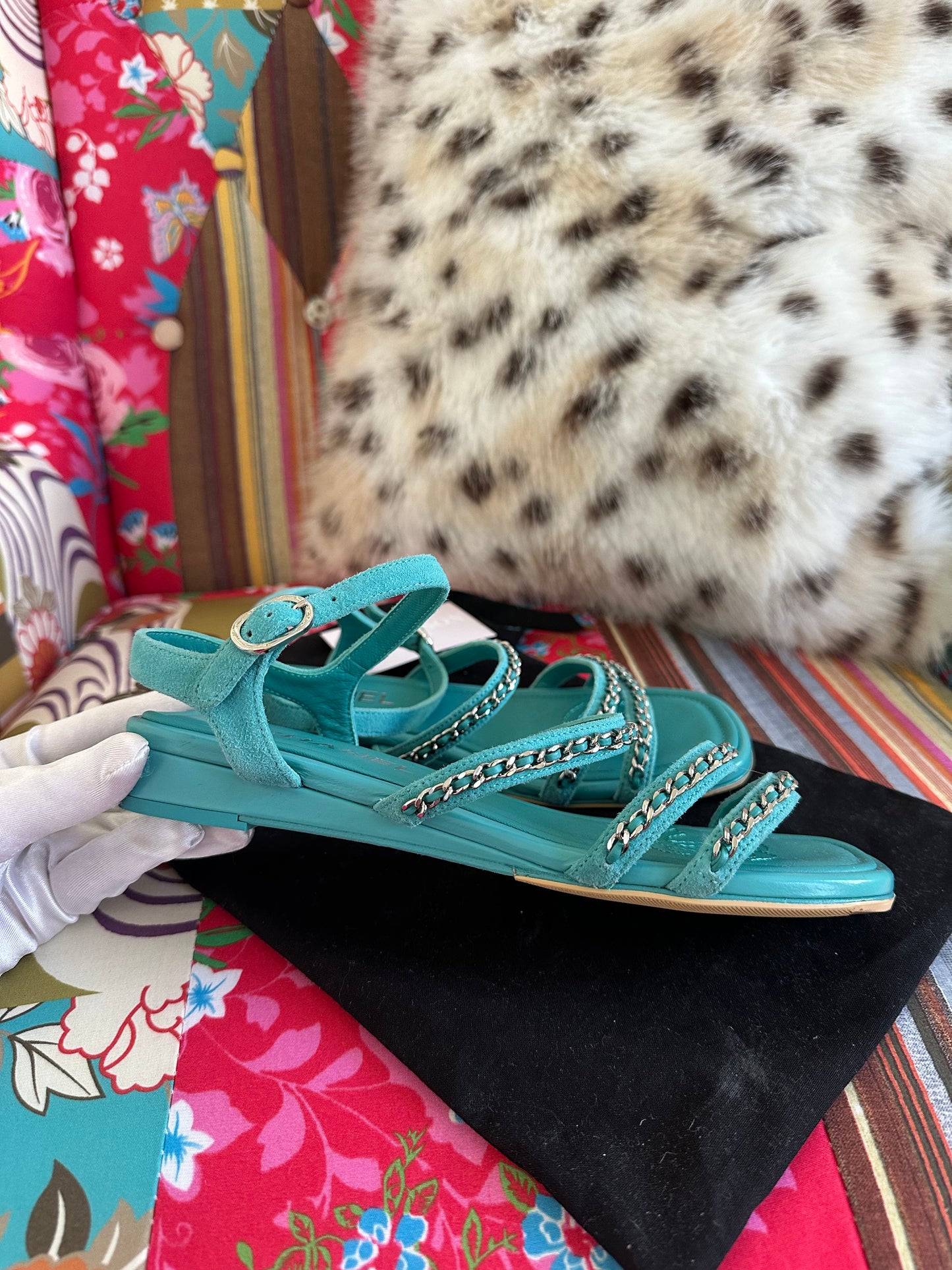 Chanel – Sandales plates en cuir d’agneau bleu clair