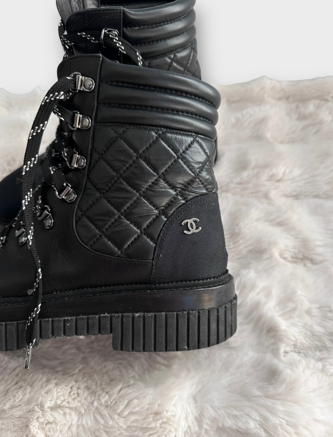 Chanel - Boots | Bottes de neige à lacets en cuir noir | T.39