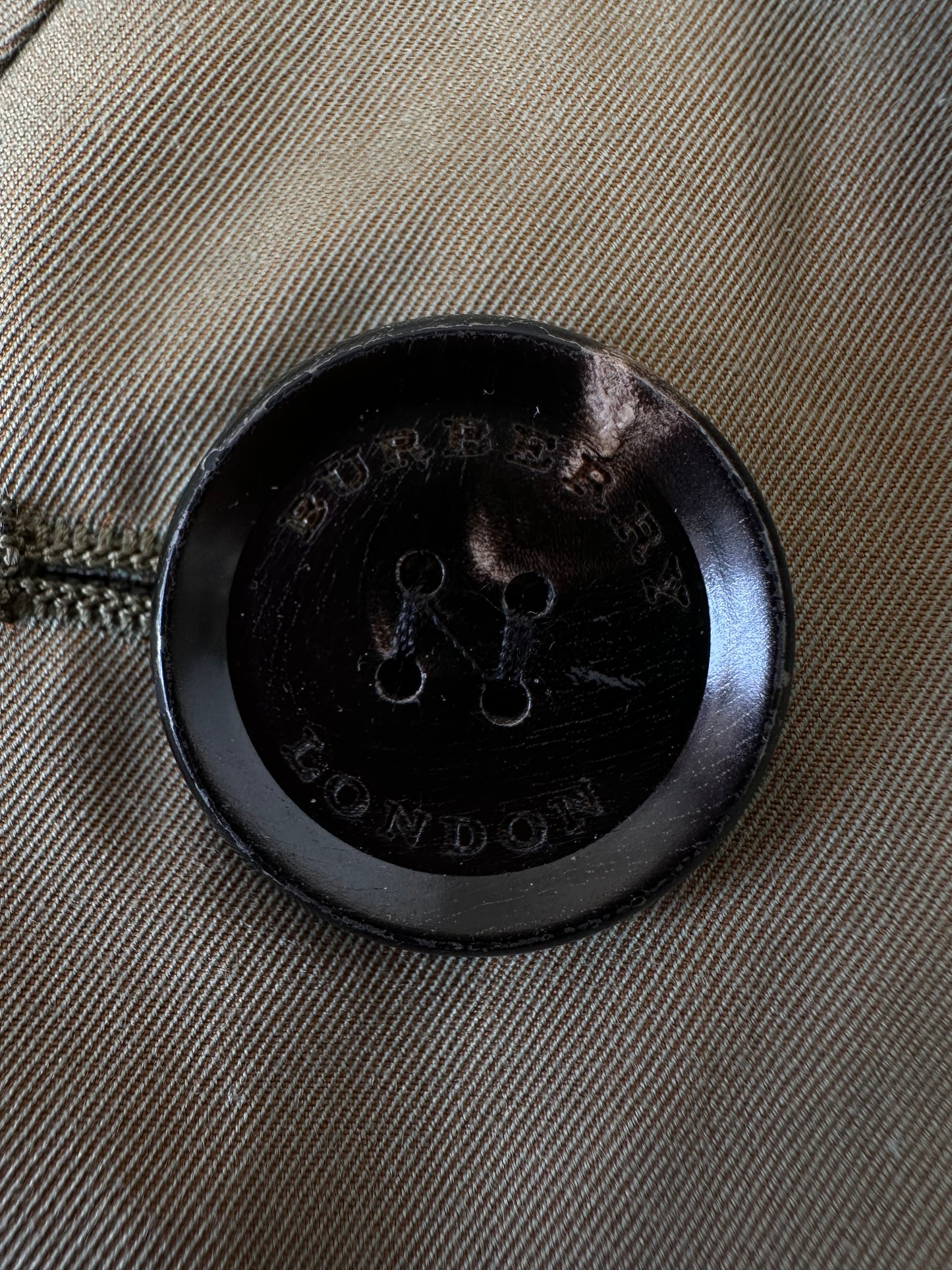 Burberry – Trench-coat “The Kensington ” Kaki modèle récent | T.M