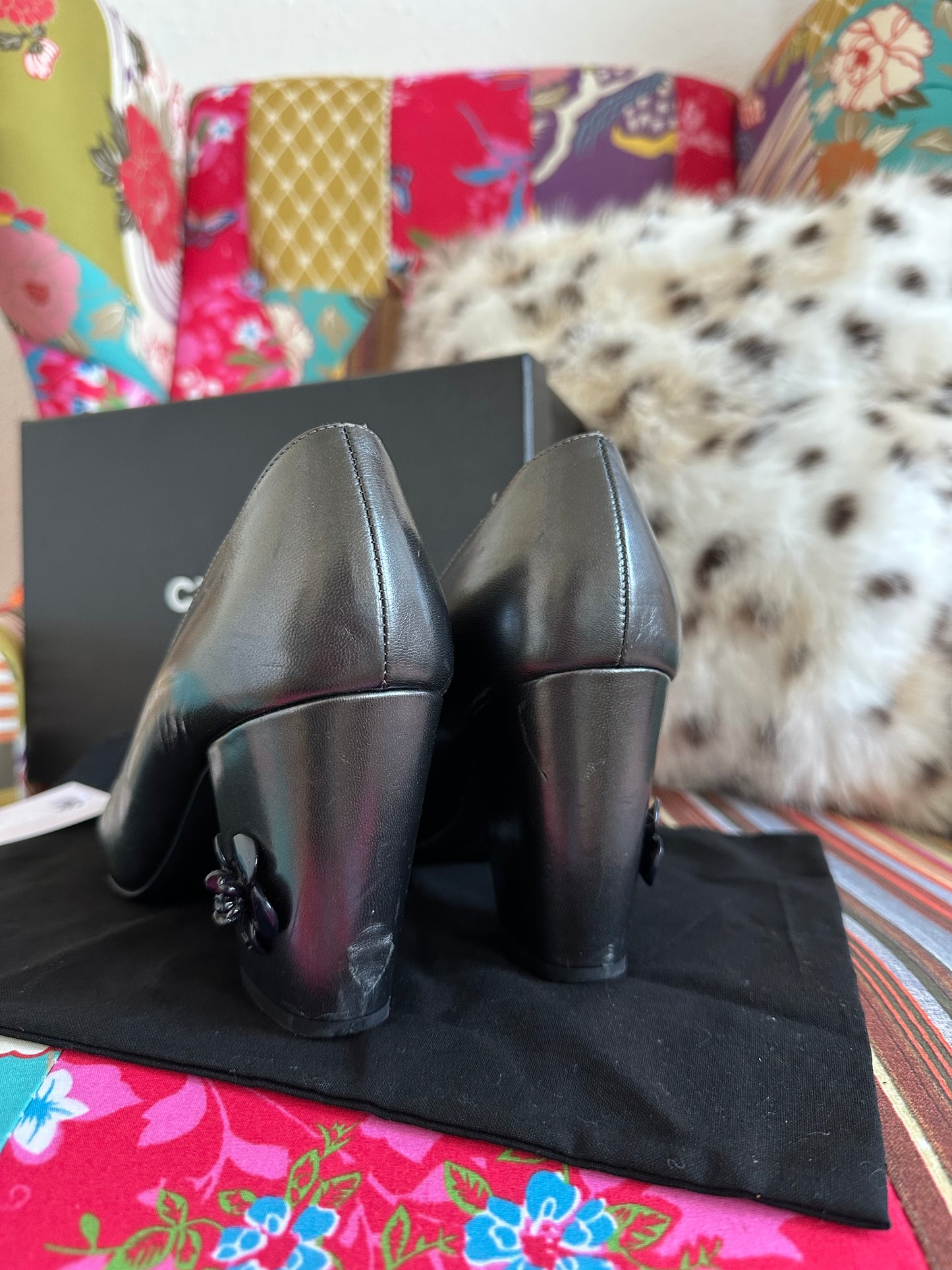Chanel – Escarpins détail camélia
