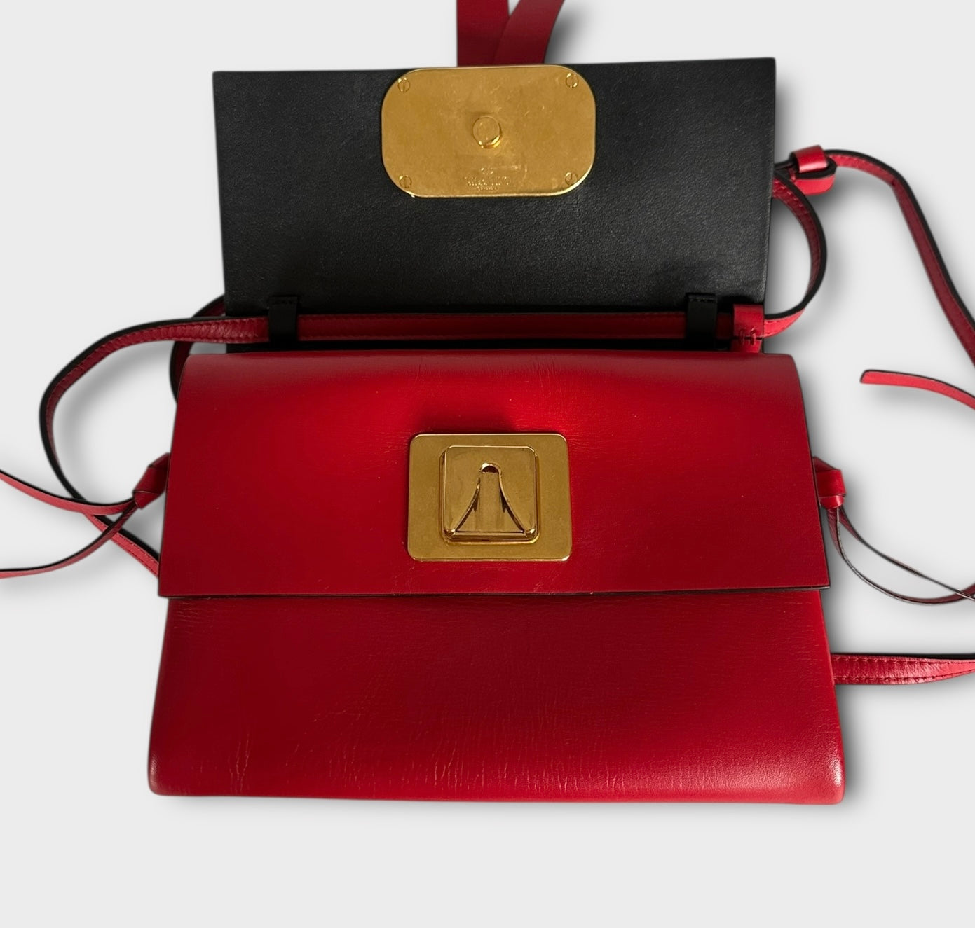 Valentino Garavani - Sac « Vring » en cuir rouge
