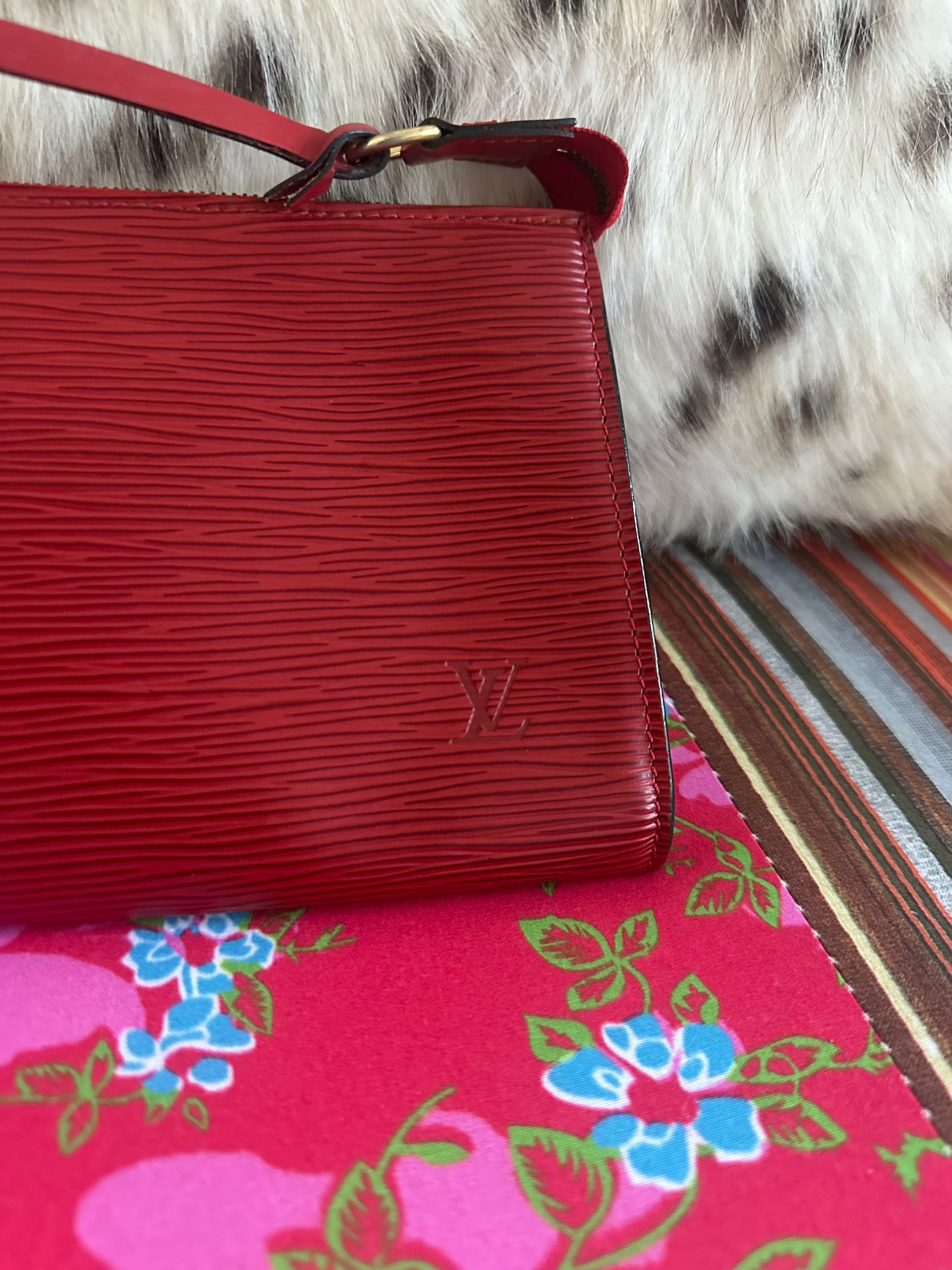 Louis Vuitton - Sac Pochette accessoire cuir épi Rouge