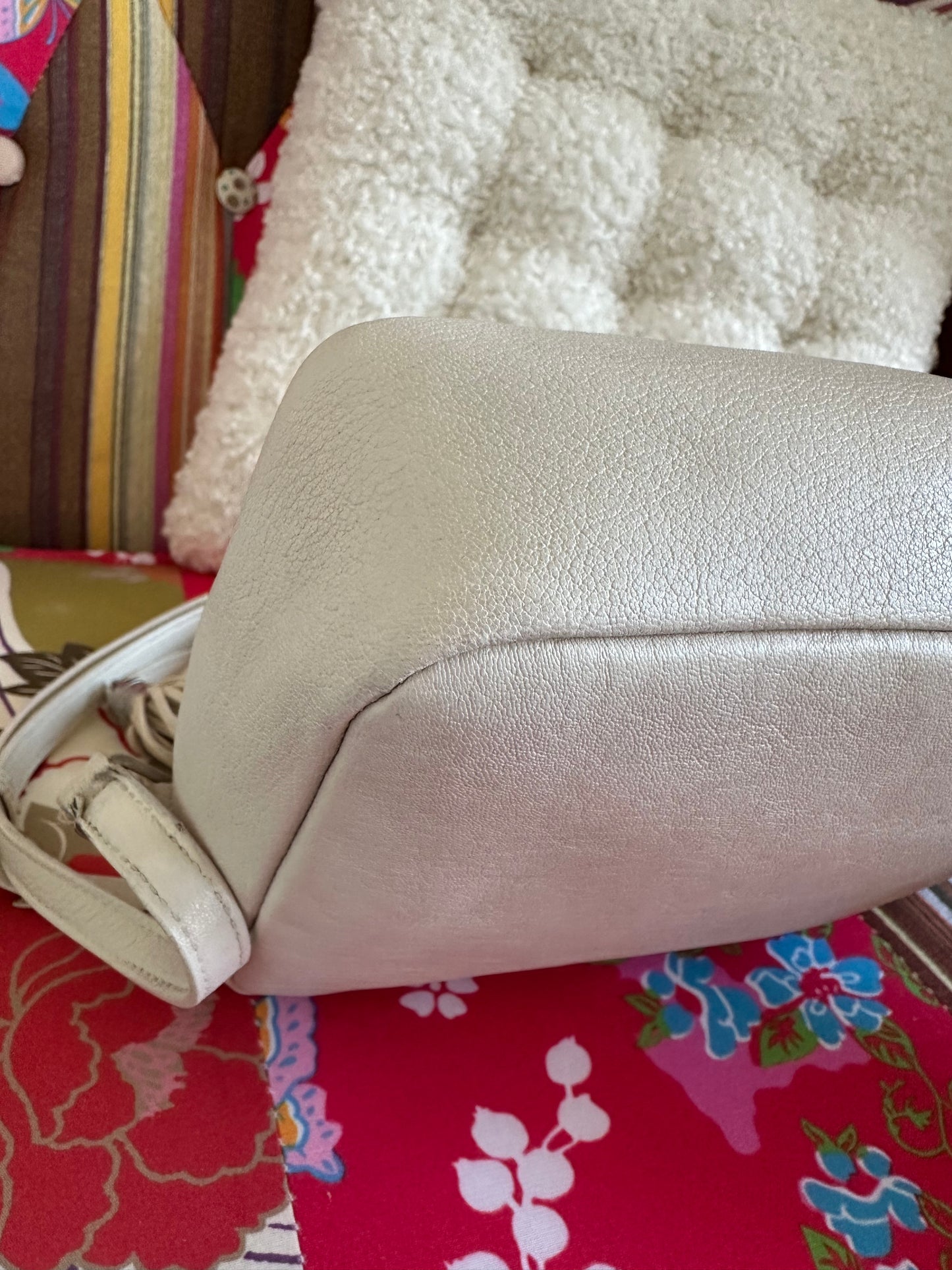 Saint Laurent - Lou small Camera bag en cuir blanc