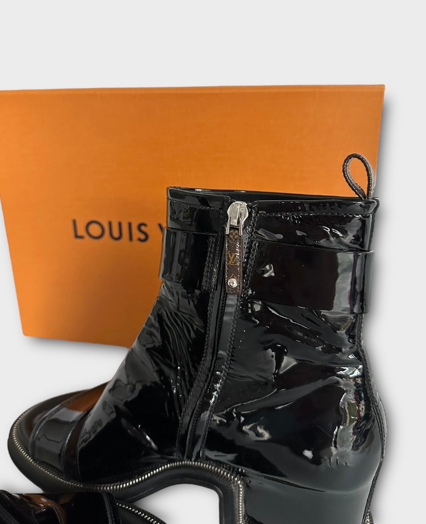 Louis Vuitton - Bottines « Moonlight » cuir vernis noir | T.39