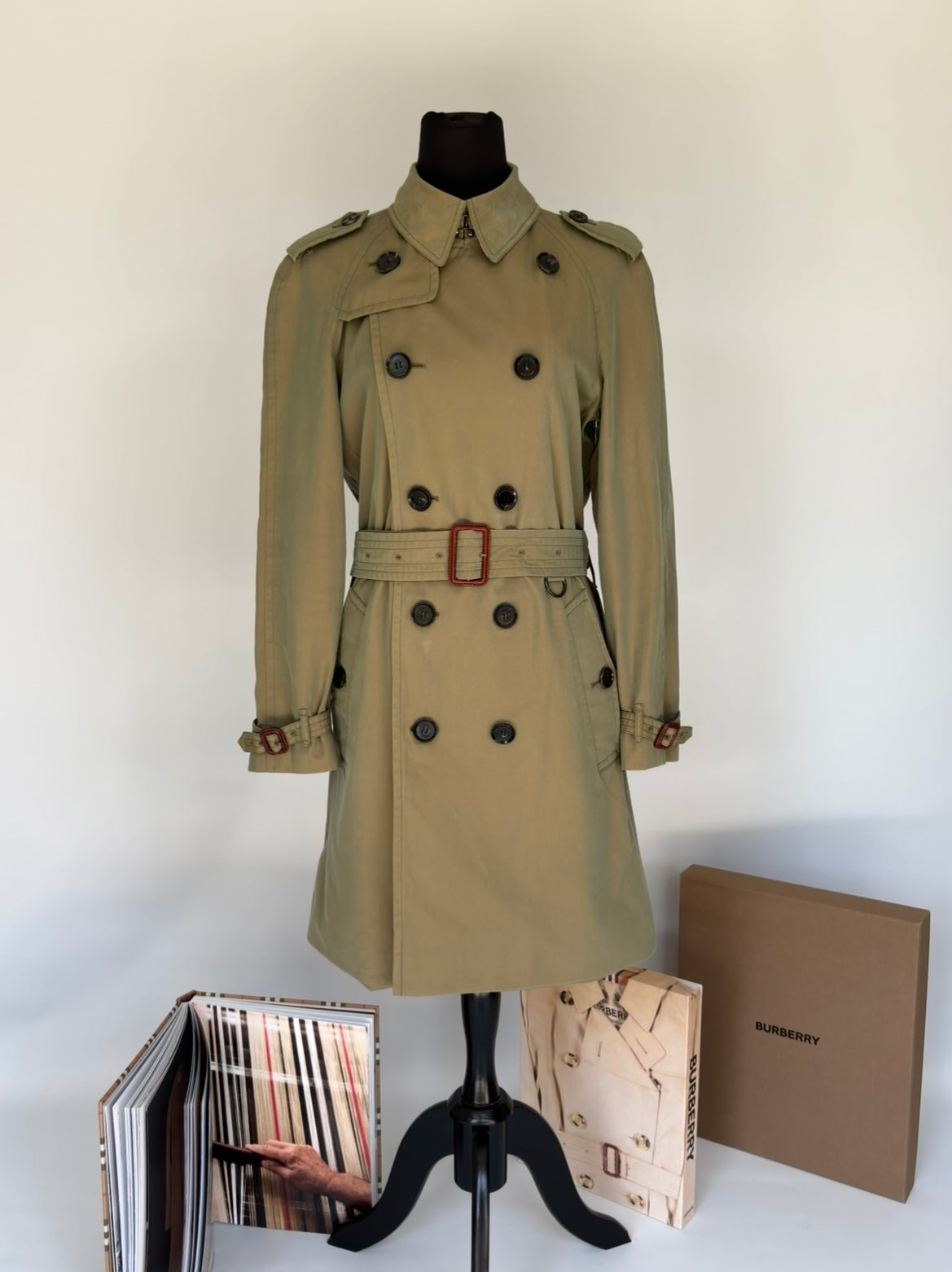 Burberry – Trench-coat “The Kensington ” Kaki modèle récent | T.M