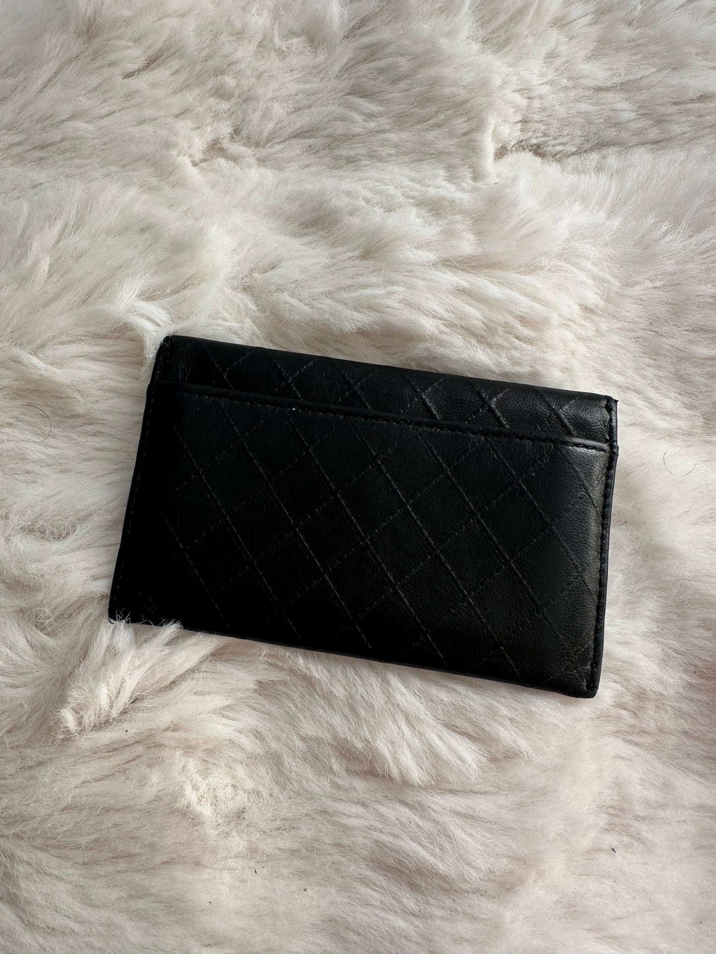Chanel - Porte-cartes en cuir camélia noir