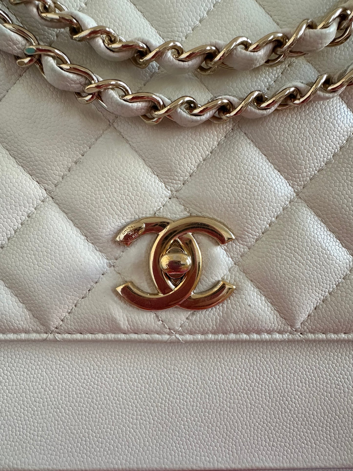 Chanel - Business Affinity cuir caviar blanc cassé