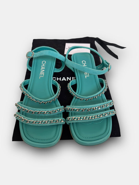 Chanel – Sandales plates en cuir d’agneau bleu clair