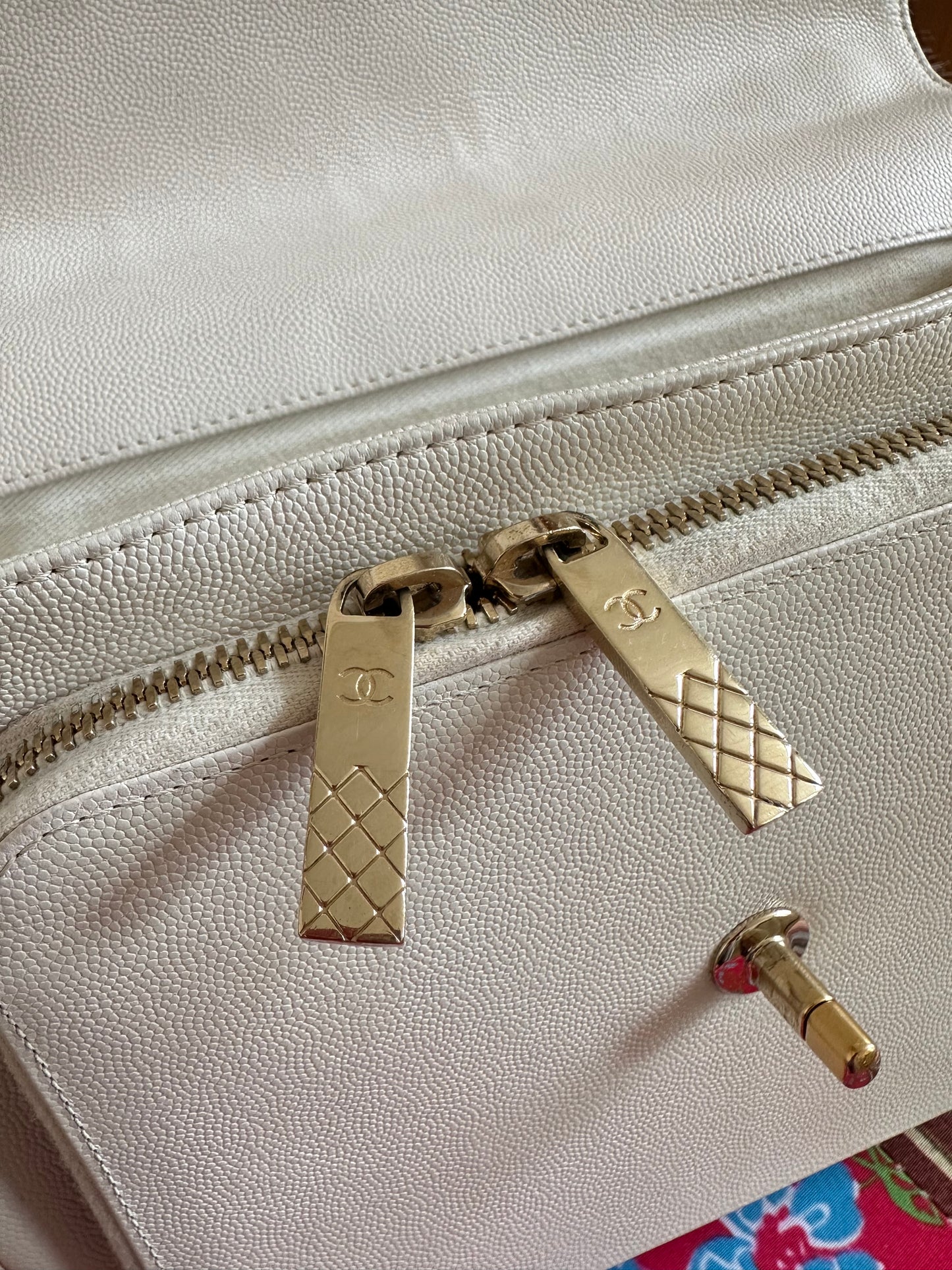 Chanel - Business Affinity cuir caviar blanc cassé