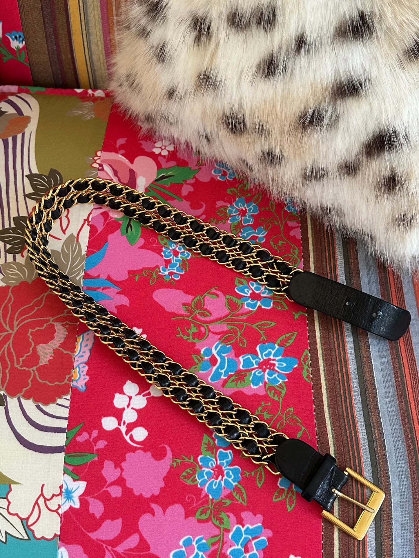 Chanel - Ceinture double chaîne entrelacées de cuir et de métal plaqué or vintage