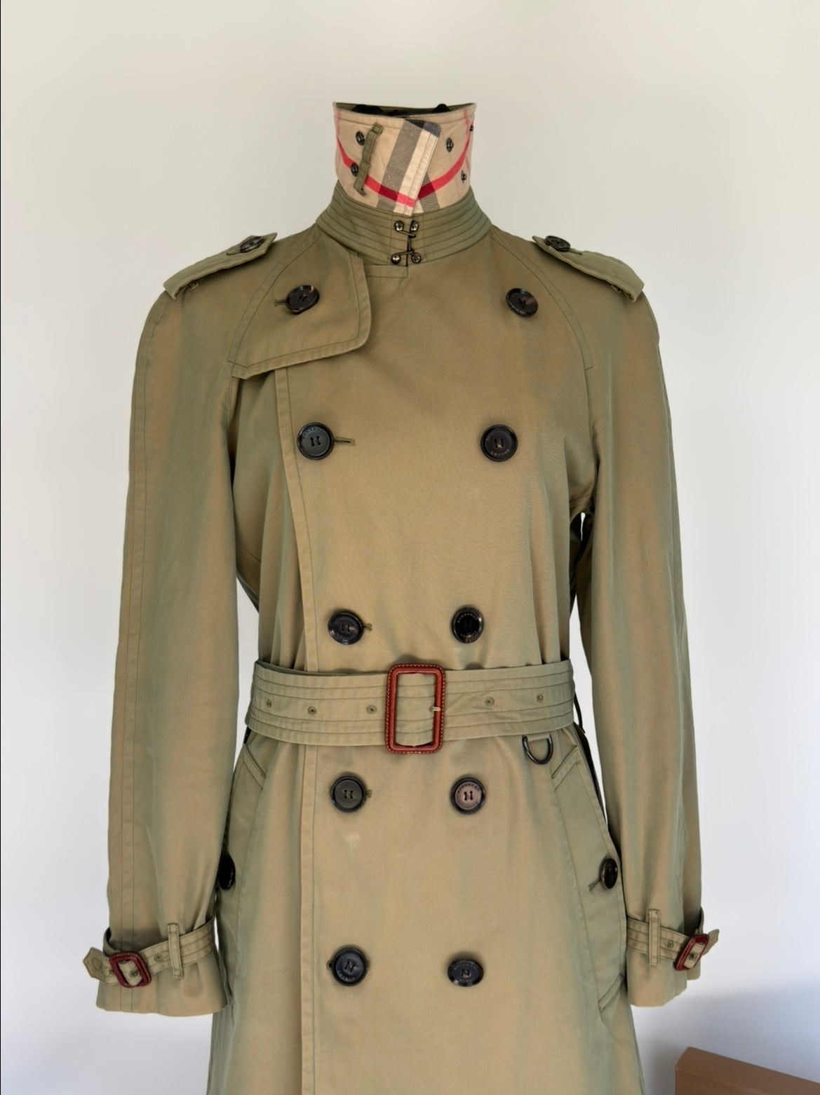 Burberry – Trench-coat “The Kensington ” Kaki modèle récent | T.M