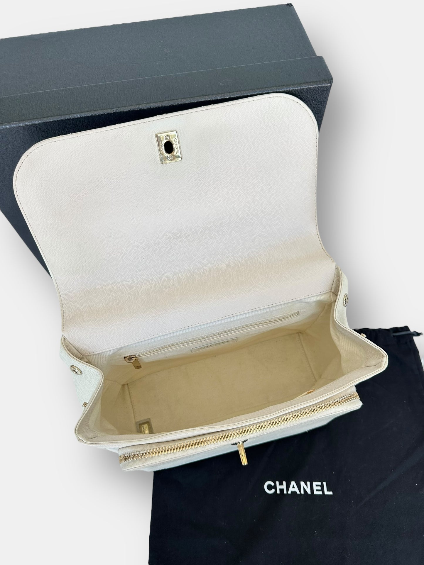 Chanel - Business Affinity cuir caviar blanc cassé