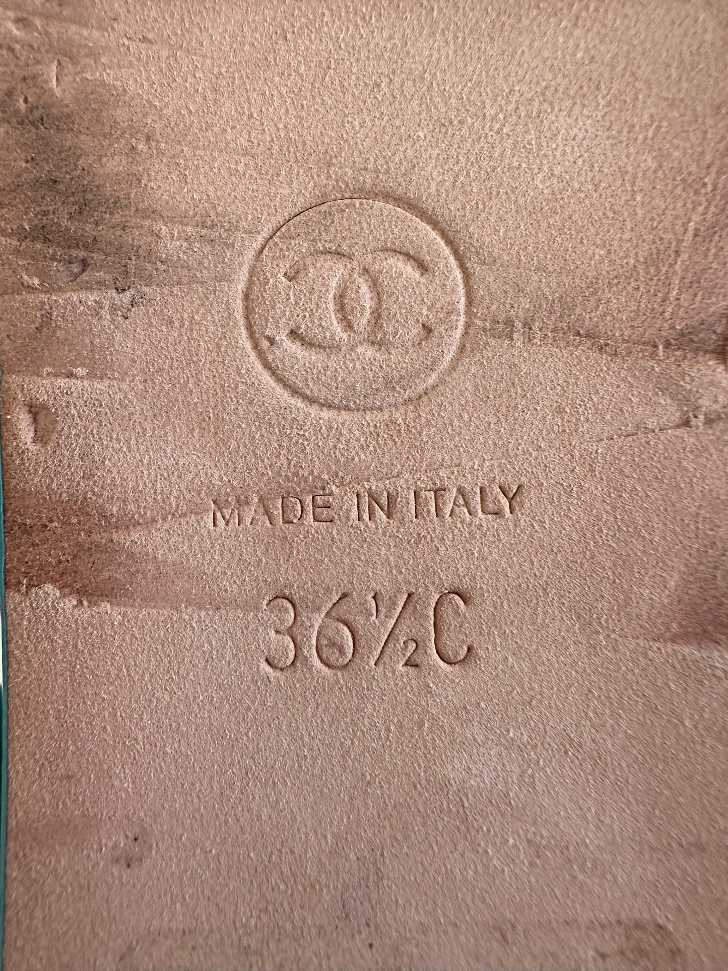 Chanel – Sandales plates en cuir d’agneau bleu clair