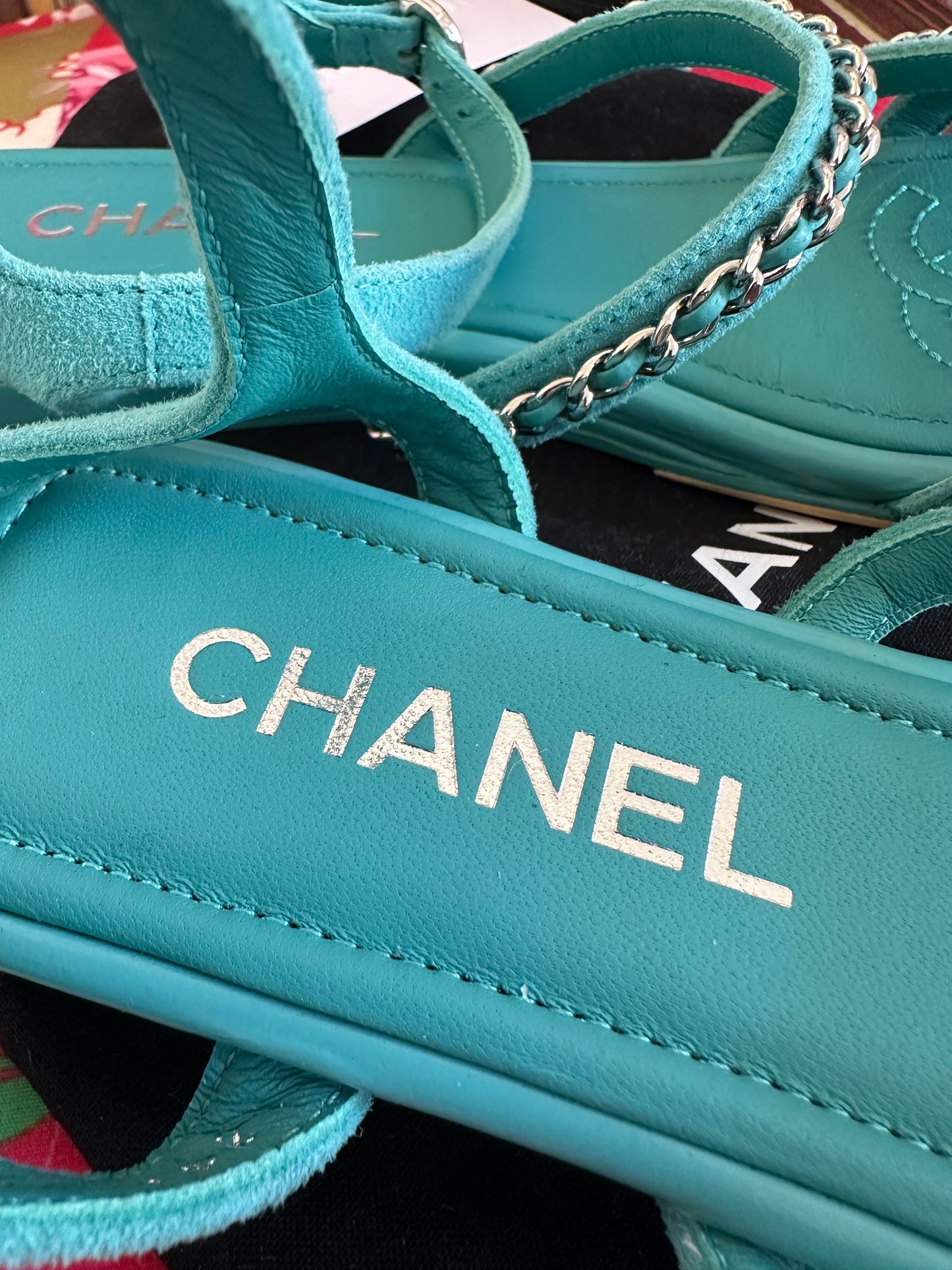 Chanel – Sandales plates en cuir d’agneau bleu clair