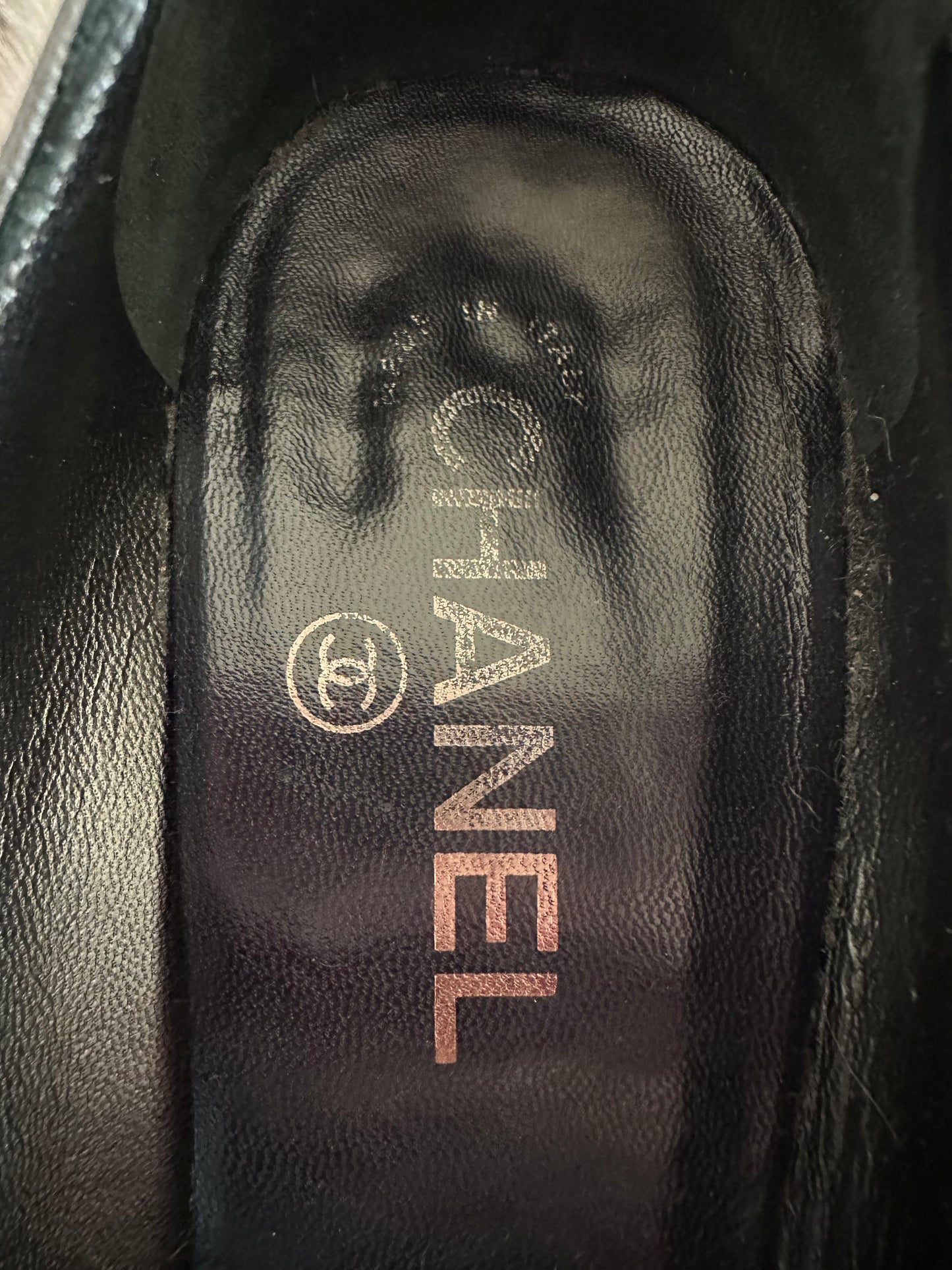 Chanel – Escarpins détail camélia