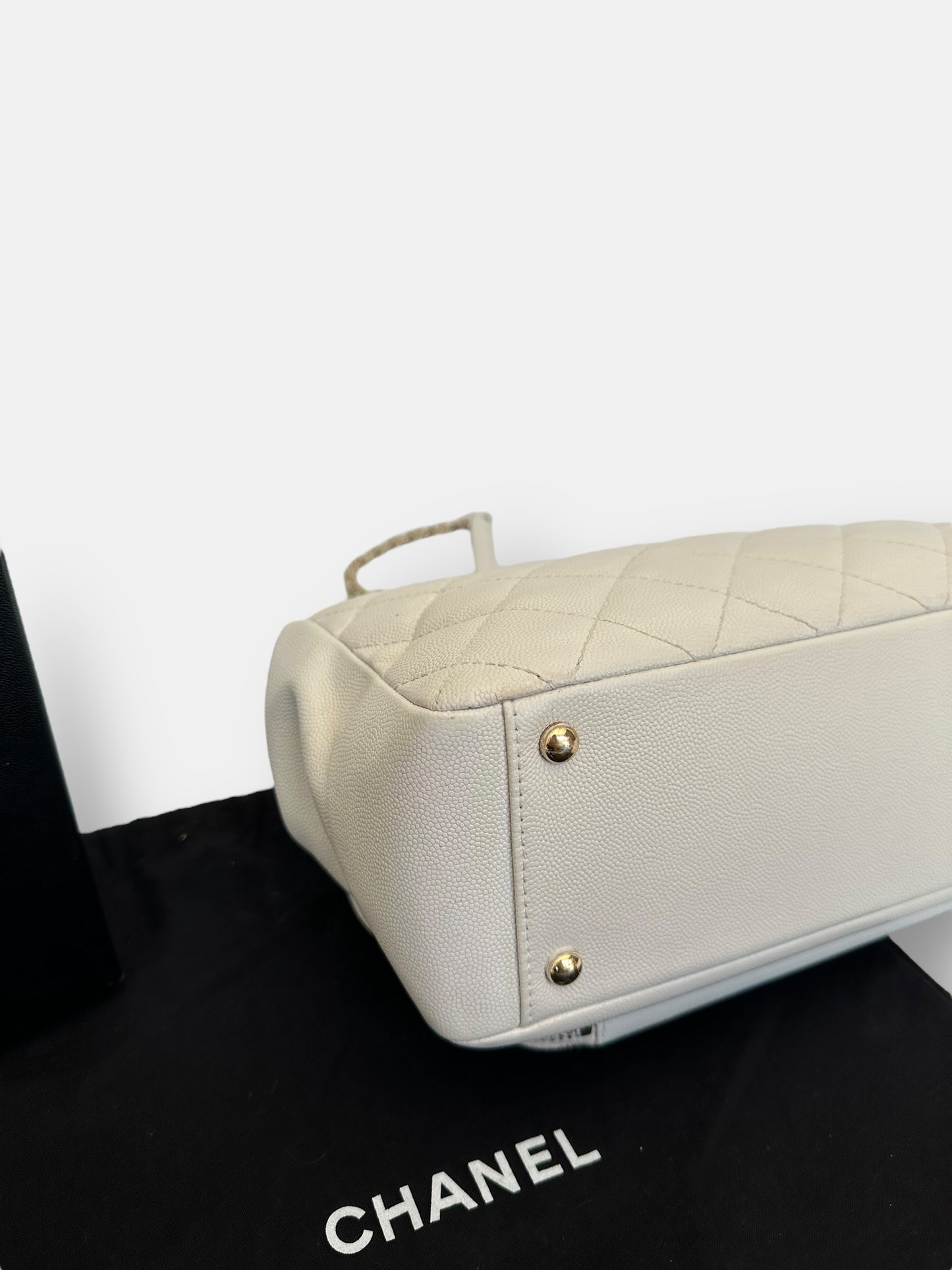 Chanel - Business Affinity cuir caviar blanc cassé