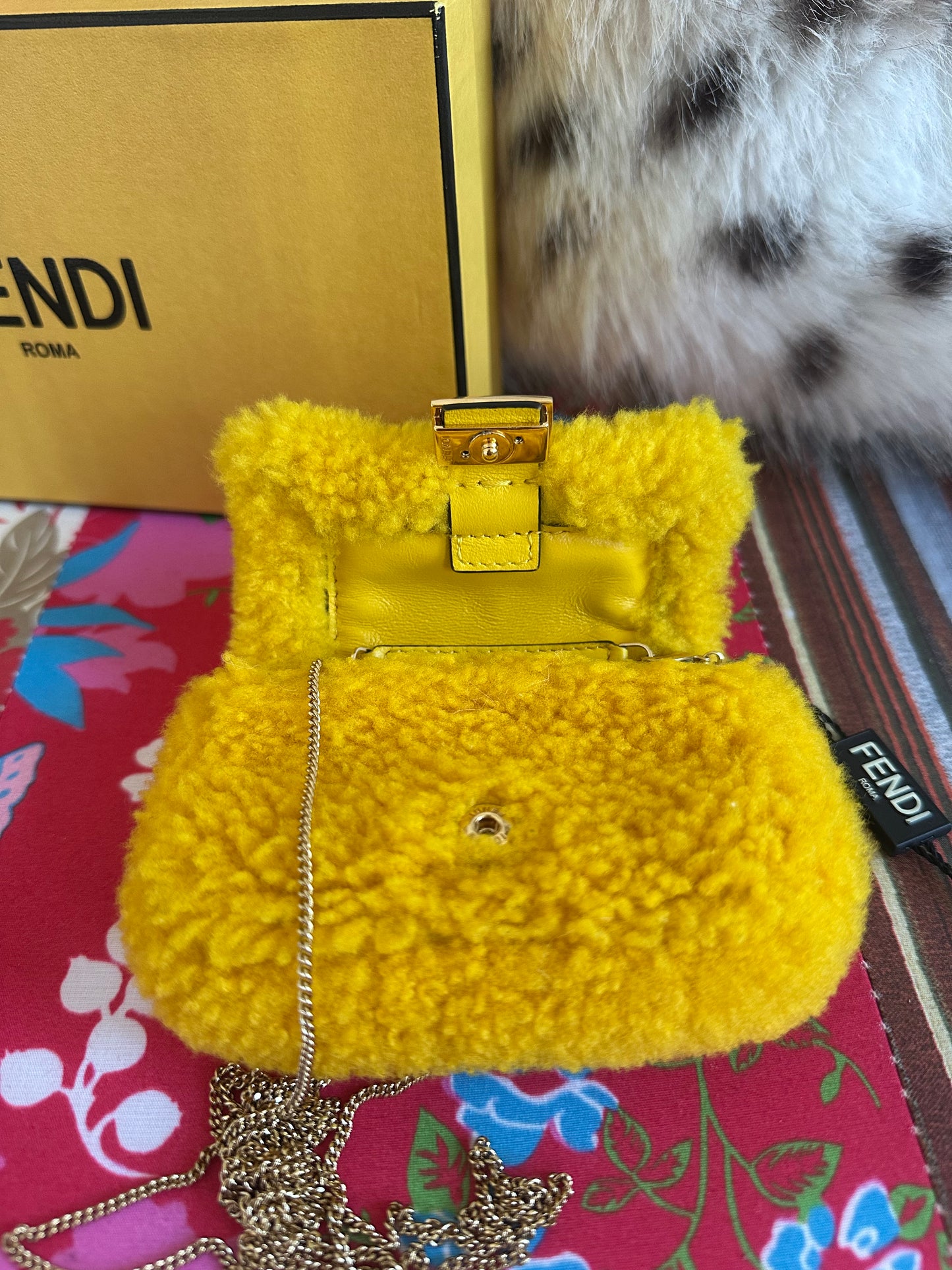 Fendi - sac Nano-baguette fourrure jaune ( micro sac)