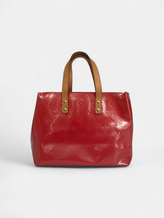 Louis Vuitton « Reade » PM cuir vernis Framboise Monogram empreinte