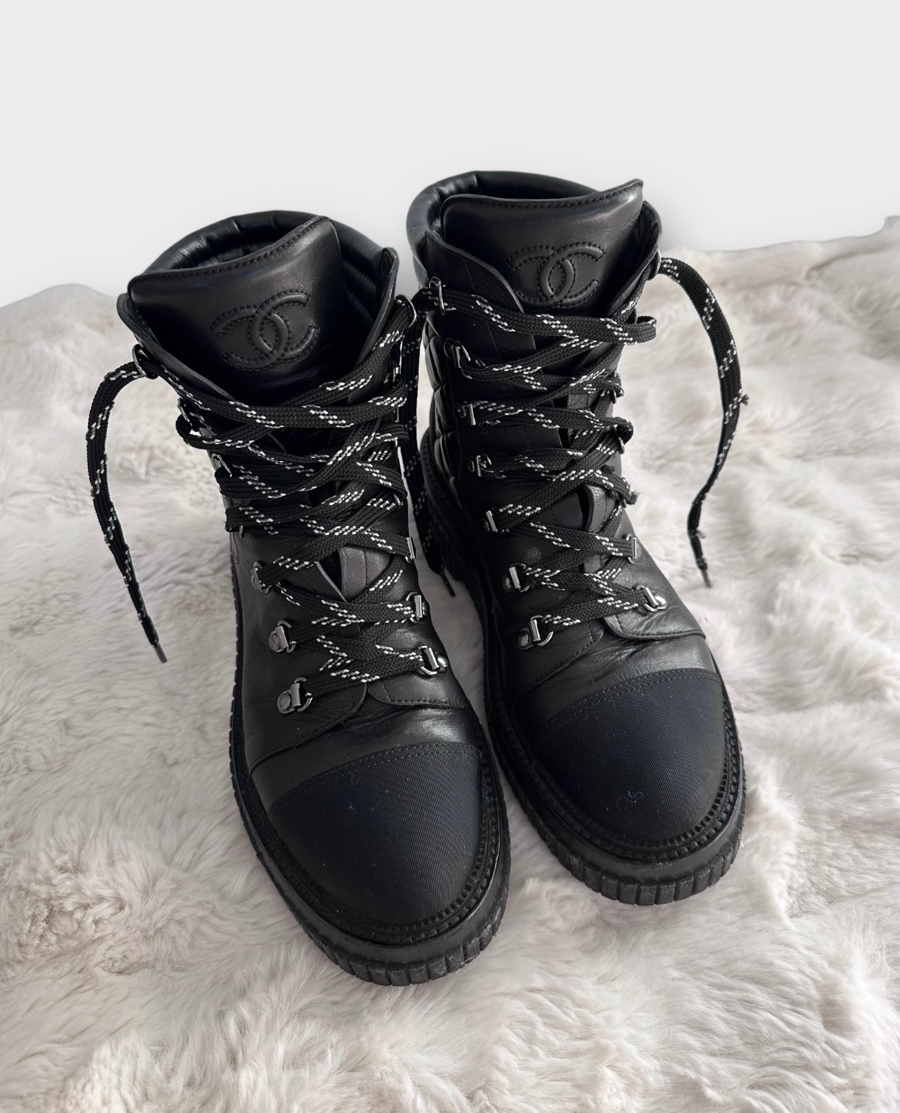 Chanel - Boots | Bottes de neige à lacets en cuir noir | T.39