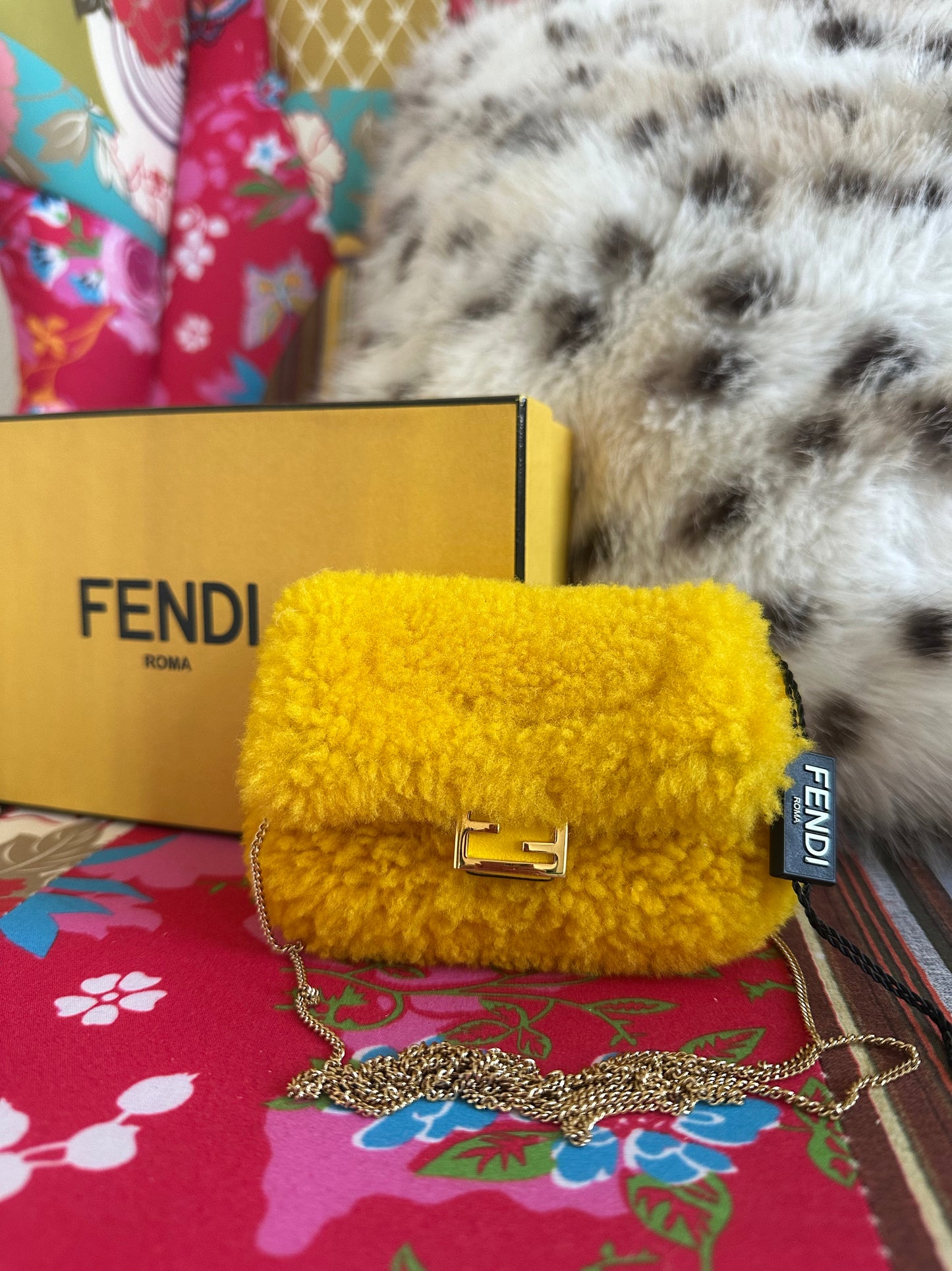 Fendi - sac Nano-baguette fourrure jaune ( micro sac)