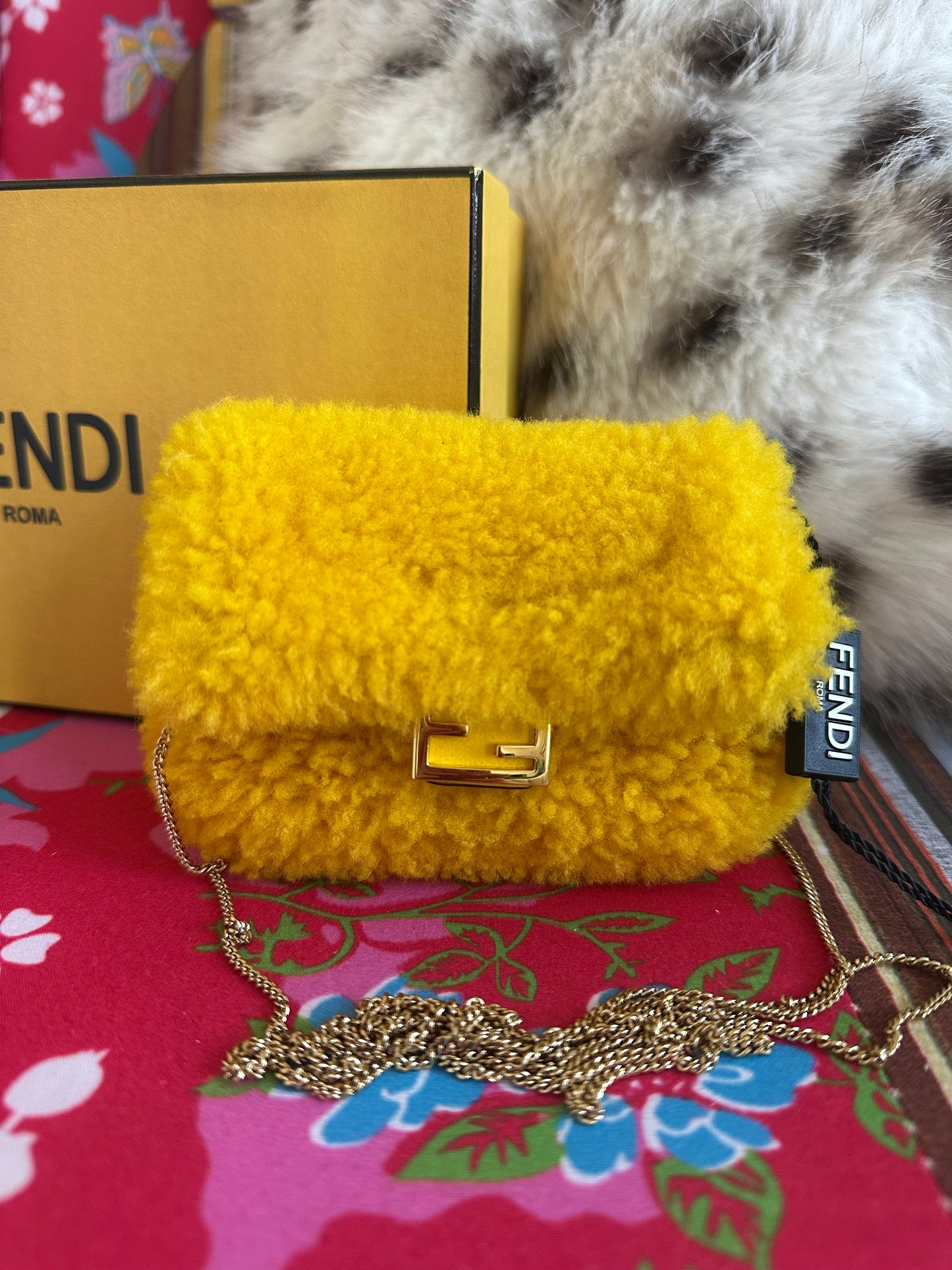 Fendi - sac Nano-baguette fourrure jaune ( micro sac)