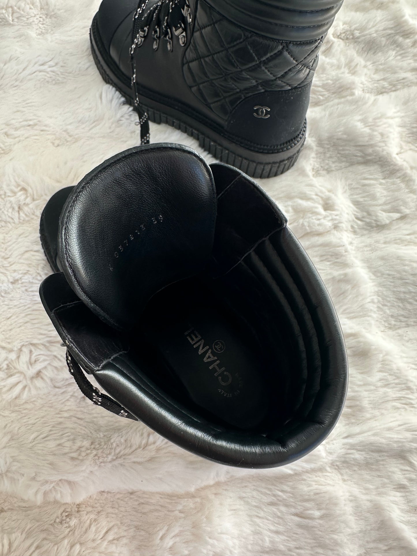 Chanel - Boots | Bottes de neige à lacets en cuir noir | T.39