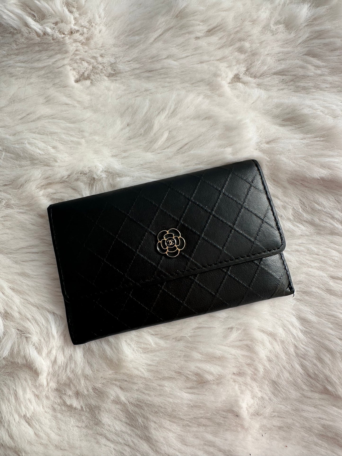 Chanel - Porte-cartes en cuir camélia noir
