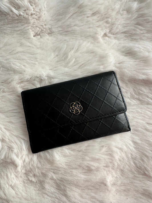 Chanel - Porte-cartes en cuir camélia noir