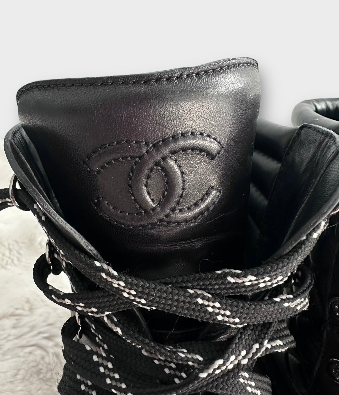 Chanel - Boots | Bottes de neige à lacets en cuir noir | T.39