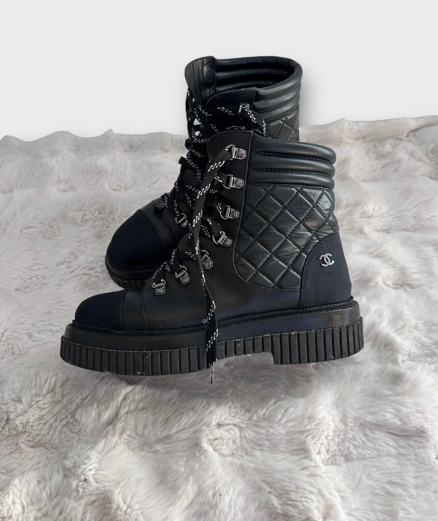 Chanel - Boots | Bottes de neige à lacets en cuir noir | T.39