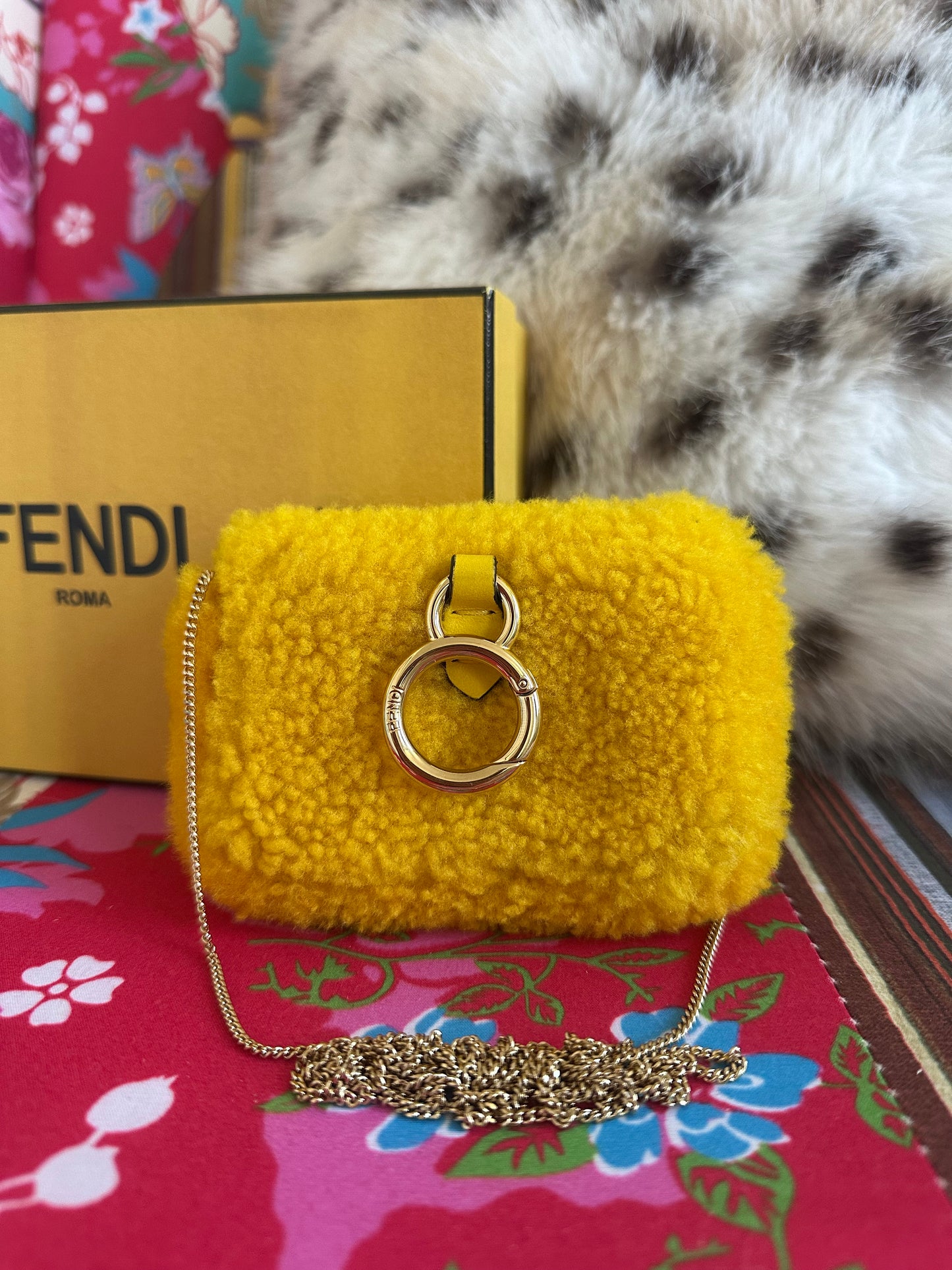 Fendi - sac Nano-baguette fourrure jaune ( micro sac)
