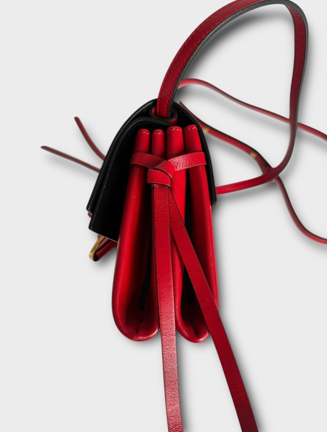 Valentino Garavani - Sac « Vring » en cuir rouge